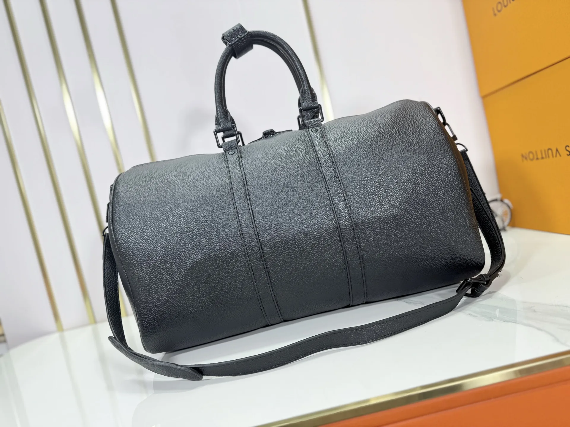 P340 M26118 M25900 M41416 Business full leather pebbled travel bag KEEPALL BANDOULIère 50 travel bag This Keepall Bandoulière 50 travel bag is made of waxed cow leather and fabric lining, making it a great choice for weekend travel. The soft, fine-grained leather and LV monogram add gentle elegance, while the top handle and removable and adjustable shoulder strap allow for a variety of carrying options. Dimensions: 29 x 23 x 50 cm (height x width x length)