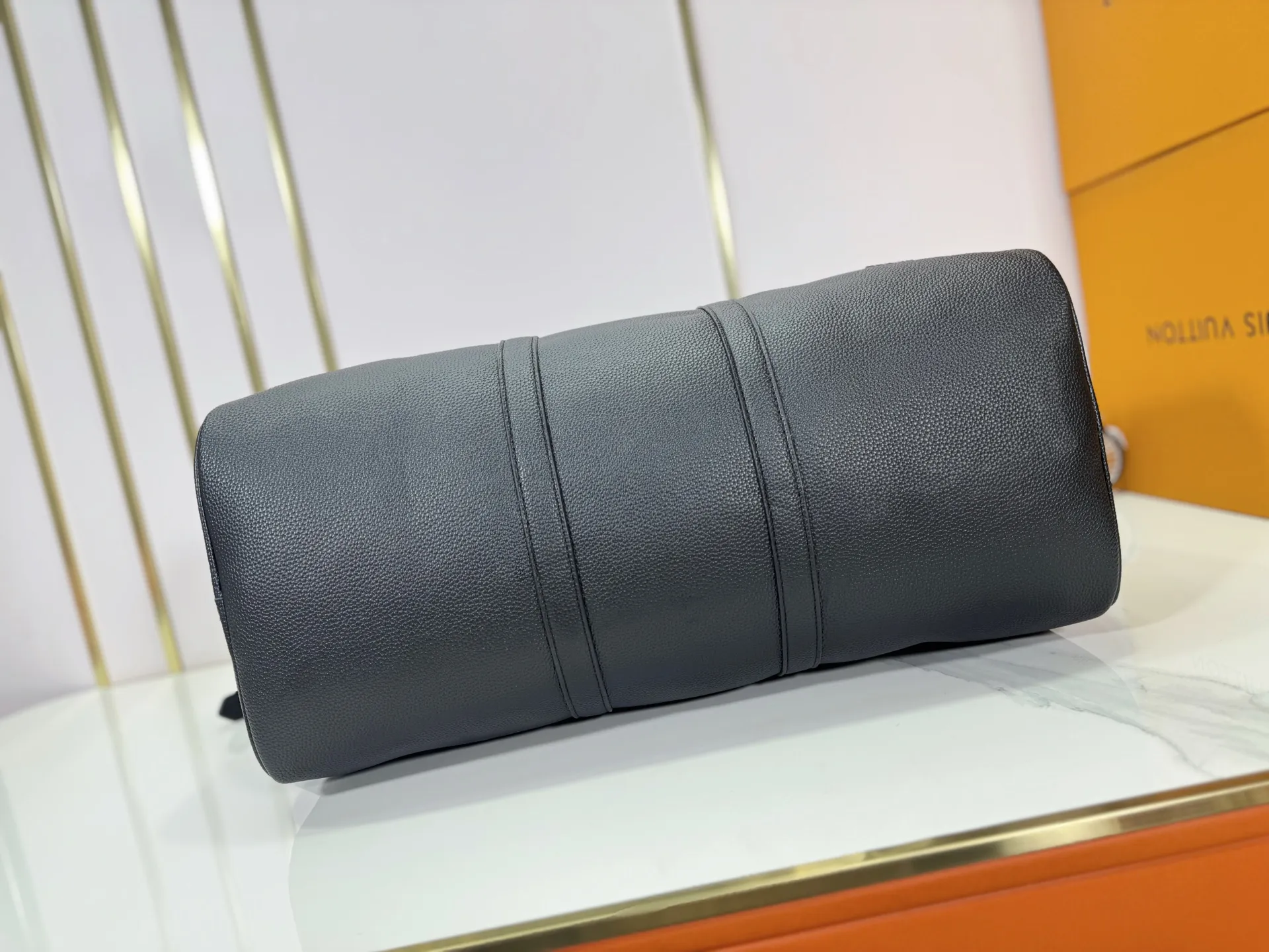 P340 M26118 M25900 M41416 Business full leather pebbled travel bag KEEPALL BANDOULIère 50 travel bag This Keepall Bandoulière 50 travel bag is made of waxed cow leather and fabric lining, making it a great choice for weekend travel. The soft, fine-grained leather and LV monogram add gentle elegance, while the top handle and removable and adjustable shoulder strap allow for a variety of carrying options. Dimensions: 29 x 23 x 50 cm (height x width x length)