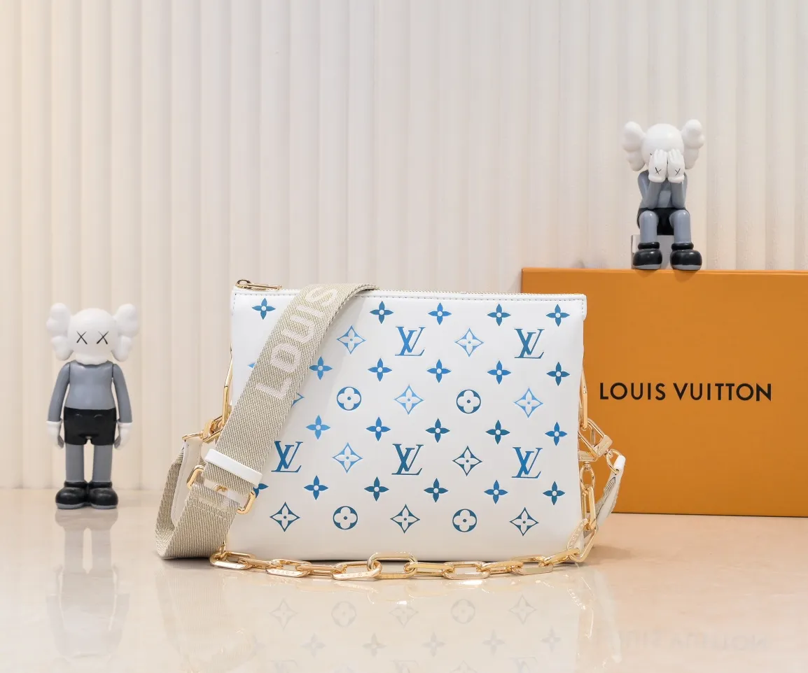 Batch 💰300 Top original model number M11225 23618 22896 57790 This small Coussin handbag is from the LVBy The Pool series. It is made of Monogram embossed sheep leather to show the watercolor effect Monogram print, echoing the elegant tones of the woven chain. There is a zippered pocket inside the compartment, and the detachable and adjustable double-sided wide shoulder strap makes it easy to carry. Dimensions: 26 x 20x12 cm (Length x Height x Width) Sheepskin Sheepskin trimmed with cow leather trimmed with metal hardware Internal compartment with zipper closure Holds a short wallet, smartphone, keys, headphones and lipstick Strap: removable, adjustable Half-length: 30.0cm Strap half-length adjustable to: 50.0cm Chain: removable Chain half-length: 27.0cm