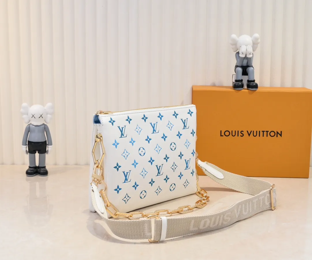 Batch 💰300 Top original model number M11225 23618 22896 57790 This small Coussin handbag is from the LVBy The Pool series. It is made of Monogram embossed sheep leather to show the watercolor effect Monogram print, echoing the elegant tones of the woven chain. There is a zippered pocket inside the compartment, and the detachable and adjustable double-sided wide shoulder strap makes it easy to carry. Dimensions: 26 x 20x12 cm (Length x Height x Width) Sheepskin Sheepskin trimmed with cow leather trimmed with metal hardware Internal compartment with zipper closure Holds a short wallet, smartphone, keys, headphones and lipstick Strap: removable, adjustable Half-length: 30.0cm Strap half-length adjustable to: 50.0cm Chain: removable Chain half-length: 27.0cm