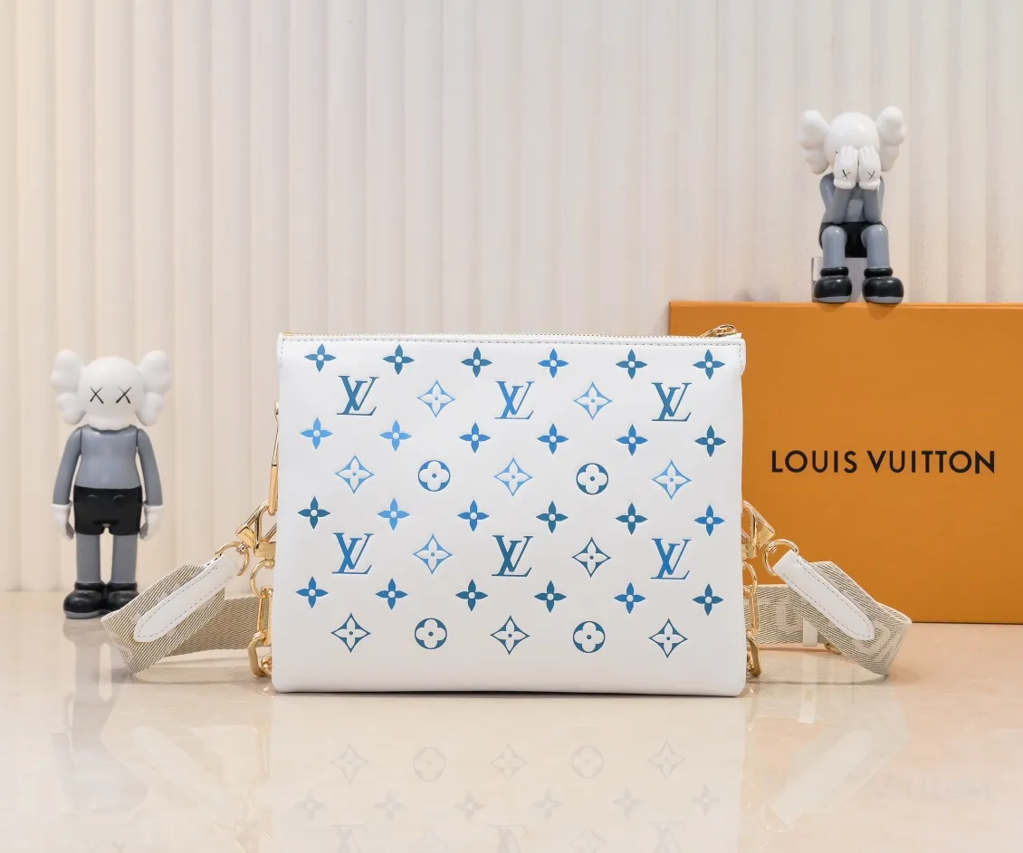 Batch 💰300 Top original model number M11225 23618 22896 57790 This small Coussin handbag is from the LVBy The Pool series. It is made of Monogram embossed sheep leather to show the watercolor effect Monogram print, echoing the elegant tones of the woven chain. There is a zippered pocket inside the compartment, and the detachable and adjustable double-sided wide shoulder strap makes it easy to carry. Dimensions: 26 x 20x12 cm (Length x Height x Width) Sheepskin Sheepskin trimmed with cow leather trimmed with metal hardware Internal compartment with zipper closure Holds a short wallet, smartphone, keys, headphones and lipstick Strap: removable, adjustable Half-length: 30.0cm Strap half-length adjustable to: 50.0cm Chain: removable Chain half-length: 27.0cm