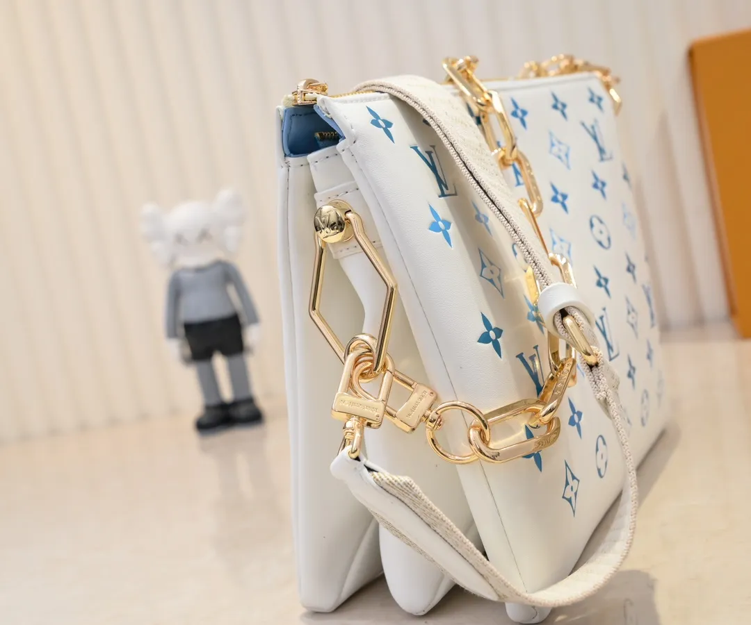 Batch 💰300 Top original model number M11225 23618 22896 57790 This small Coussin handbag is from the LVBy The Pool series. It is made of Monogram embossed sheep leather to show the watercolor effect Monogram print, echoing the elegant tones of the woven chain. There is a zippered pocket inside the compartment, and the detachable and adjustable double-sided wide shoulder strap makes it easy to carry. Dimensions: 26 x 20x12 cm (Length x Height x Width) Sheepskin Sheepskin trimmed with cow leather trimmed with metal hardware Internal compartment with zipper closure Holds a short wallet, smartphone, keys, headphones and lipstick Strap: removable, adjustable Half-length: 30.0cm Strap half-length adjustable to: 50.0cm Chain: removable Chain half-length: 27.0cm