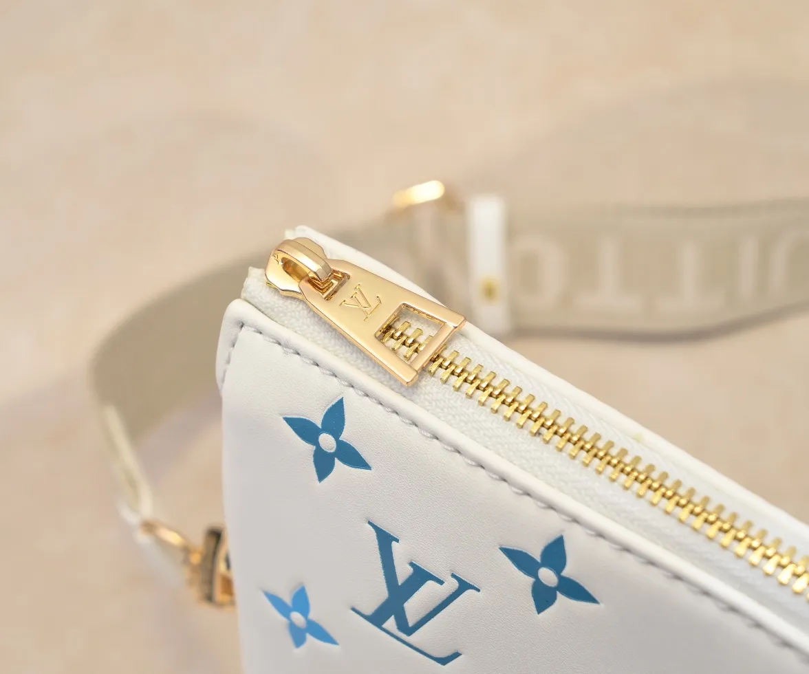 Batch 💰300 Top original model number M11225 23618 22896 57790 This small Coussin handbag is from the LVBy The Pool series. It is made of Monogram embossed sheep leather to show the watercolor effect Monogram print, echoing the elegant tones of the woven chain. There is a zippered pocket inside the compartment, and the detachable and adjustable double-sided wide shoulder strap makes it easy to carry. Dimensions: 26 x 20x12 cm (Length x Height x Width) Sheepskin Sheepskin trimmed with cow leather trimmed with metal hardware Internal compartment with zipper closure Holds a short wallet, smartphone, keys, headphones and lipstick Strap: removable, adjustable Half-length: 30.0cm Strap half-length adjustable to: 50.0cm Chain: removable Chain half-length: 27.0cm