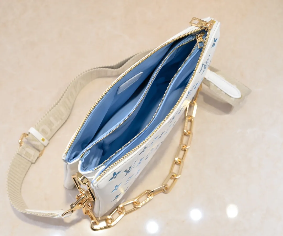 Batch 💰300 Top original model number M11225 23618 22896 57790 This small Coussin handbag is from the LVBy The Pool series. It is made of Monogram embossed sheep leather to show the watercolor effect Monogram print, echoing the elegant tones of the woven chain. There is a zippered pocket inside the compartment, and the detachable and adjustable double-sided wide shoulder strap makes it easy to carry. Dimensions: 26 x 20x12 cm (Length x Height x Width) Sheepskin Sheepskin trimmed with cow leather trimmed with metal hardware Internal compartment with zipper closure Holds a short wallet, smartphone, keys, headphones and lipstick Strap: removable, adjustable Half-length: 30.0cm Strap half-length adjustable to: 50.0cm Chain: removable Chain half-length: 27.0cm