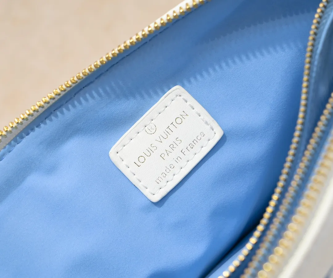 Batch 💰300 Top original model number M11225 23618 22896 57790 This small Coussin handbag is from the LVBy The Pool series. It is made of Monogram embossed sheep leather to show the watercolor effect Monogram print, echoing the elegant tones of the woven chain. There is a zippered pocket inside the compartment, and the detachable and adjustable double-sided wide shoulder strap makes it easy to carry. Dimensions: 26 x 20x12 cm (Length x Height x Width) Sheepskin Sheepskin trimmed with cow leather trimmed with metal hardware Internal compartment with zipper closure Holds a short wallet, smartphone, keys, headphones and lipstick Strap: removable, adjustable Half-length: 30.0cm Strap half-length adjustable to: 50.0cm Chain: removable Chain half-length: 27.0cm