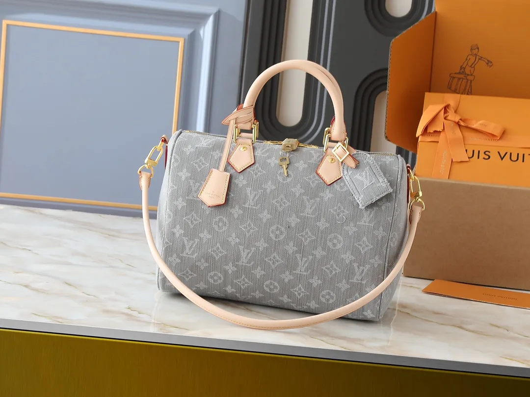 💰280💰Upgraded from the original M13344 M40391. This Speedy Soft 30 handbag relies on Louis Vuitton's exquisite bleaching process to trace the Monogram Denim pattern born in 2005 on the cotton surface, and then uses leather trim and shiny metal parts to highlight the details. The key pouch and detachable name tag pay homage to the brand's trunk-making heritage, while the detachable Toron handle makes it comfortable to carry on the shoulder. Dimensions: 30.0 x 21.0 x 17.0 cm (length x height x width)