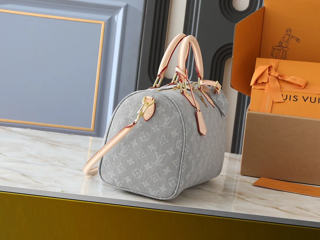 💰280💰Upgraded from the original M13344 M40391. This Speedy Soft 30 handbag relies on Louis Vuitton's exquisite bleaching process to trace the Monogram Denim pattern born in 2005 on the cotton surface, and then uses leather trim and shiny metal parts to highlight the details. The key pouch and detachable name tag pay homage to the brand's trunk-making heritage, while the detachable Toron handle makes it comfortable to carry on the shoulder. Dimensions: 30.0 x 21.0 x 17.0 cm (length x height x width)