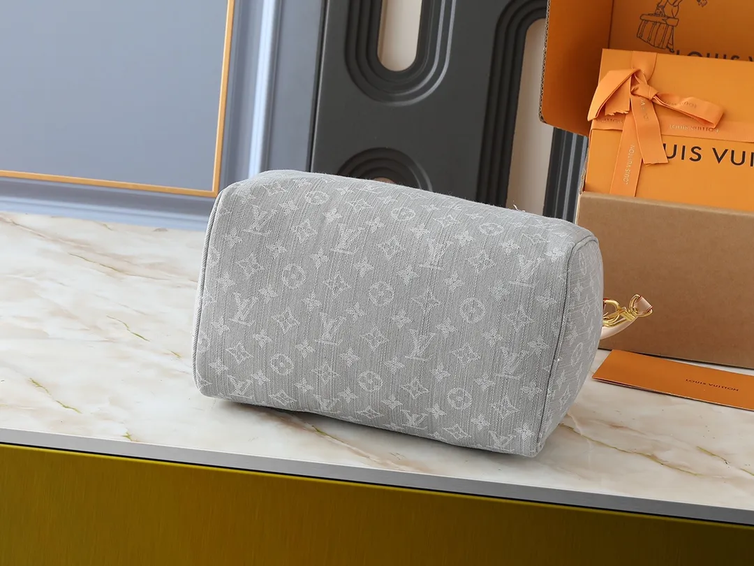 💰280💰Upgraded from the original M13344 M40391. This Speedy Soft 30 handbag relies on Louis Vuitton's exquisite bleaching process to trace the Monogram Denim pattern born in 2005 on the cotton surface, and then uses leather trim and shiny metal parts to highlight the details. The key pouch and detachable name tag pay homage to the brand's trunk-making heritage, while the detachable Toron handle makes it comfortable to carry on the shoulder. Dimensions: 30.0 x 21.0 x 17.0 cm (length x height x width)