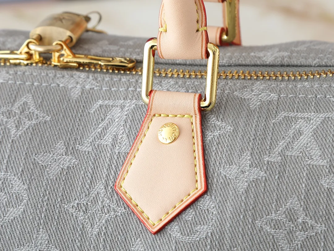 💰280💰Upgraded from the original M13344 M40391. This Speedy Soft 30 handbag relies on Louis Vuitton's exquisite bleaching process to trace the Monogram Denim pattern born in 2005 on the cotton surface, and then uses leather trim and shiny metal parts to highlight the details. The key pouch and detachable name tag pay homage to the brand's trunk-making heritage, while the detachable Toron handle makes it comfortable to carry on the shoulder. Dimensions: 30.0 x 21.0 x 17.0 cm (length x height x width)