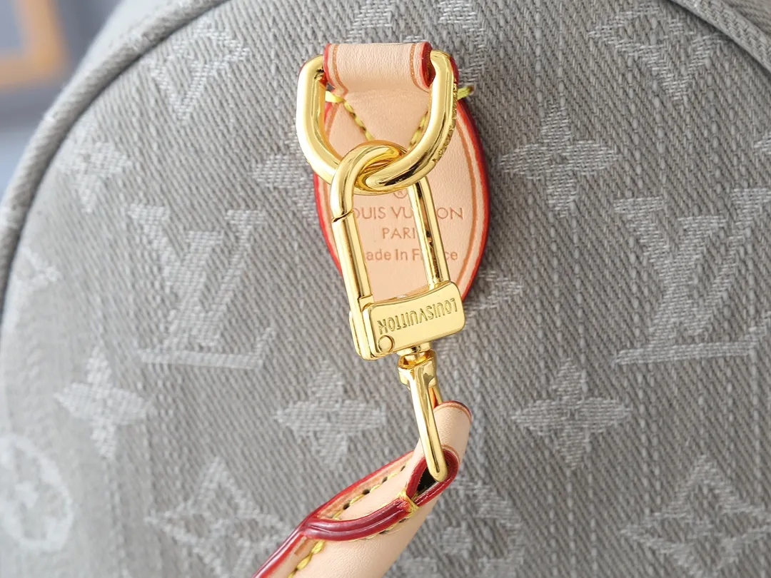 💰280💰Upgraded from the original M13344 M40391. This Speedy Soft 30 handbag relies on Louis Vuitton's exquisite bleaching process to trace the Monogram Denim pattern born in 2005 on the cotton surface, and then uses leather trim and shiny metal parts to highlight the details. The key pouch and detachable name tag pay homage to the brand's trunk-making heritage, while the detachable Toron handle makes it comfortable to carry on the shoulder. Dimensions: 30.0 x 21.0 x 17.0 cm (length x height x width)