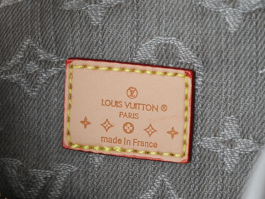 💰280💰Upgraded from the original M13344 M40391. This Speedy Soft 30 handbag relies on Louis Vuitton's exquisite bleaching process to trace the Monogram Denim pattern born in 2005 on the cotton surface, and then uses leather trim and shiny metal parts to highlight the details. The key pouch and detachable name tag pay homage to the brand's trunk-making heritage, while the detachable Toron handle makes it comfortable to carry on the shoulder. Dimensions: 30.0 x 21.0 x 17.0 cm (length x height x width)