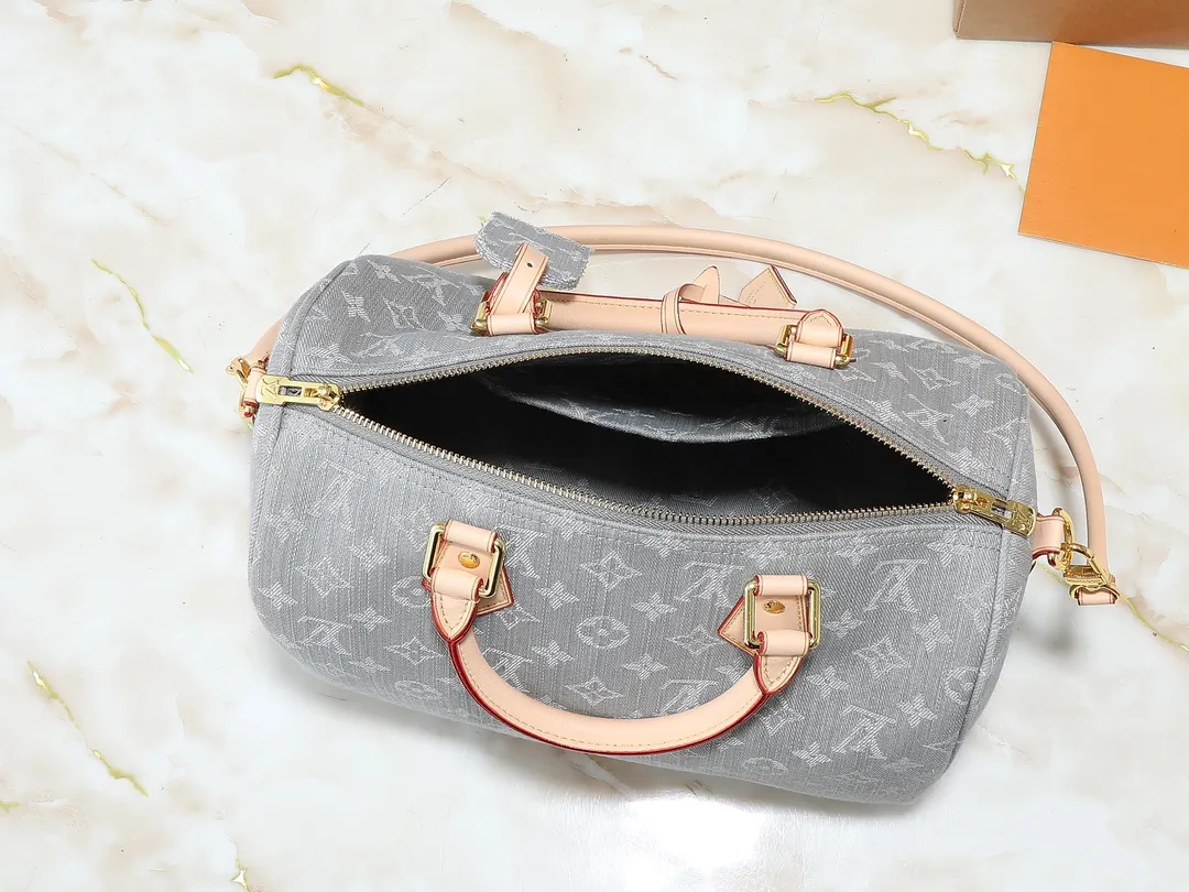 💰280💰Upgraded from the original M13344 M40391. This Speedy Soft 30 handbag relies on Louis Vuitton's exquisite bleaching process to trace the Monogram Denim pattern born in 2005 on the cotton surface, and then uses leather trim and shiny metal parts to highlight the details. The key pouch and detachable name tag pay homage to the brand's trunk-making heritage, while the detachable Toron handle makes it comfortable to carry on the shoulder. Dimensions: 30.0 x 21.0 x 17.0 cm (length x height x width)