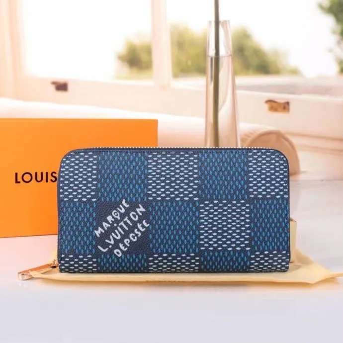 P140💰 Model: 60017 checkered sapphire blue New model The latest model for spring and summer 2024, this pocket wallet combines the elegance of Damier Graphite canvas with the delicate texture of Epi leather, with stripes emblazoned with the Louis Vuitton logo. The elegant design can accommodate credit cards, banknotes and receipts, making it suitable for daily carrying or gift giving. Epi leather and Damier Graphite coated sail. Textile cowhide trimmed cowhide lining, card compartment, inner pocket, outer patch pocket, Made in one of France, Spain, Italy and the United States; 19.5 x 10.5 x 2.5 cm (length x height x width)