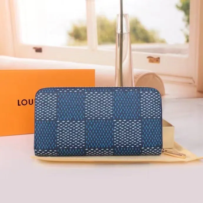 P140💰 Model: 60017 checkered sapphire blue New model The latest model for spring and summer 2024, this pocket wallet combines the elegance of Damier Graphite canvas with the delicate texture of Epi leather, with stripes emblazoned with the Louis Vuitton logo. The elegant design can accommodate credit cards, banknotes and receipts, making it suitable for daily carrying or gift giving. Epi leather and Damier Graphite coated sail. Textile cowhide trimmed cowhide lining, card compartment, inner pocket, outer patch pocket, Made in one of France, Spain, Italy and the United States; 19.5 x 10.5 x 2.5 cm (length x height x width)