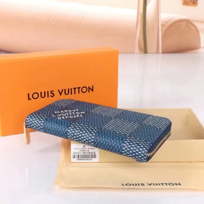 P140💰 Model: 60017 checkered sapphire blue New model The latest model for spring and summer 2024, this pocket wallet combines the elegance of Damier Graphite canvas with the delicate texture of Epi leather, with stripes emblazoned with the Louis Vuitton logo. The elegant design can accommodate credit cards, banknotes and receipts, making it suitable for daily carrying or gift giving. Epi leather and Damier Graphite coated sail. Textile cowhide trimmed cowhide lining, card compartment, inner pocket, outer patch pocket, Made in one of France, Spain, Italy and the United States; 19.5 x 10.5 x 2.5 cm (length x height x width)