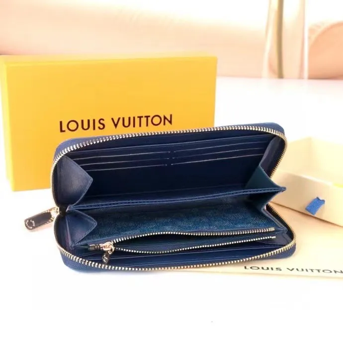 P140💰 Model: 60017 checkered sapphire blue New model The latest model for spring and summer 2024, this pocket wallet combines the elegance of Damier Graphite canvas with the delicate texture of Epi leather, with stripes emblazoned with the Louis Vuitton logo. The elegant design can accommodate credit cards, banknotes and receipts, making it suitable for daily carrying or gift giving. Epi leather and Damier Graphite coated sail. Textile cowhide trimmed cowhide lining, card compartment, inner pocket, outer patch pocket, Made in one of France, Spain, Italy and the United States; 19.5 x 10.5 x 2.5 cm (length x height x width)