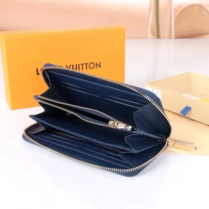 P140💰 Model: 60017 checkered sapphire blue New model The latest model for spring and summer 2024, this pocket wallet combines the elegance of Damier Graphite canvas with the delicate texture of Epi leather, with stripes emblazoned with the Louis Vuitton logo. The elegant design can accommodate credit cards, banknotes and receipts, making it suitable for daily carrying or gift giving. Epi leather and Damier Graphite coated sail. Textile cowhide trimmed cowhide lining, card compartment, inner pocket, outer patch pocket, Made in one of France, Spain, Italy and the United States; 19.5 x 10.5 x 2.5 cm (length x height x width)