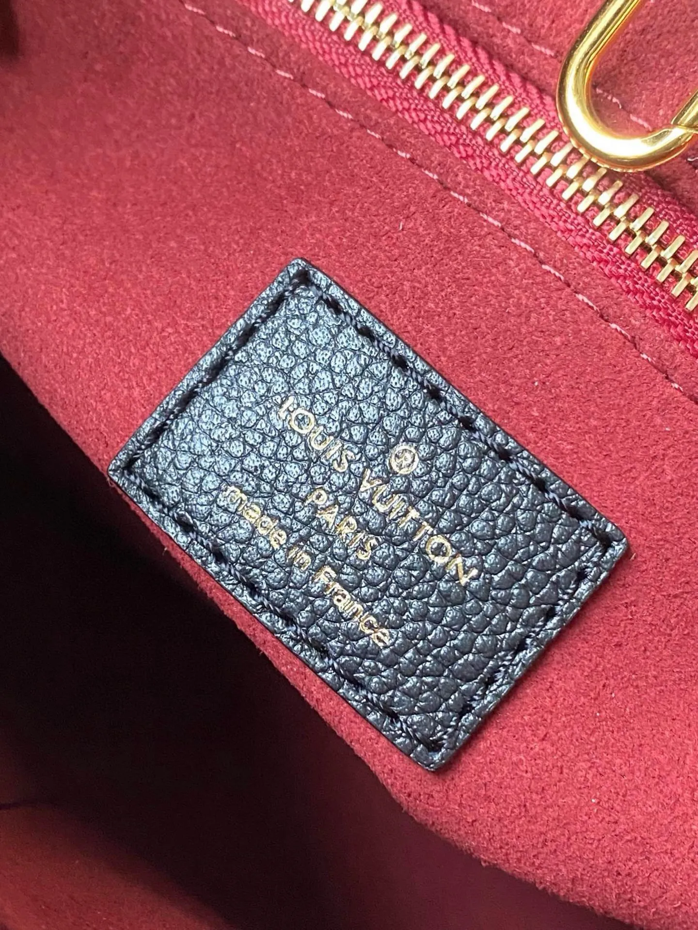 💰1040 (first-grain leather) top-quality original M45659 black silk screen Onthego small Tote bag draws inspiration from the classic Sac Plat handbag in 1968. It is made of Monogram Empreinte leather with Medium Bicolor Monogram pattern embossed to create a miniature version, which can store daily necessities such as iPad Mini. Flexible handles and detachable shoulder strap enrich carrying options. Dimensions: 25 x 19 x 11.5 cm