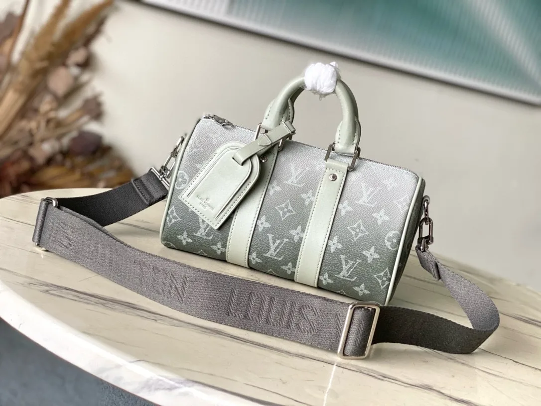 💰940 Top Original M11591 This Keepal Bandouliere handbag is made of Monogram Gradient coated canvas, cleverly depicting the gradual dissipation of the full-hat Monogram pattern. Top handles, side straps and nameplates complete the details, and the detachable and adjustable shoulder strap allows for shoulder or cross-body wear. Dimensions: 25 × 15 × 11 cm