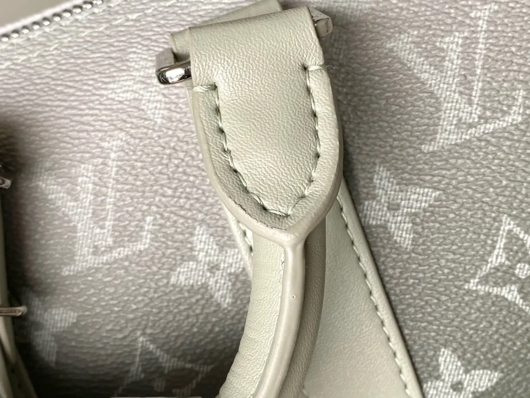 💰940 Top Original M11591 This Keepal Bandouliere handbag is made of Monogram Gradient coated canvas, cleverly depicting the gradual dissipation of the full-hat Monogram pattern. Top handles, side straps and nameplates complete the details, and the detachable and adjustable shoulder strap allows for shoulder or cross-body wear. Dimensions: 25 × 15 × 11 cm