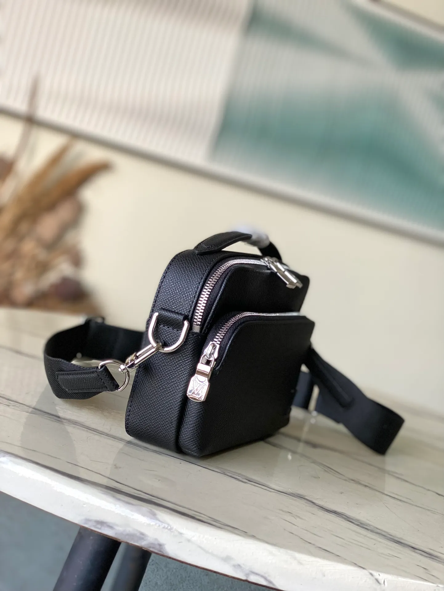 💰900 (top layer leather) top original order M11657 black cross pattern Taiga leather's compact Avenue Messenger brings attitude to business bags. Its sleek design and details like the top handle and palladium-toned hardware, as well as the webbing shoulder strap, give it a modern feel. The zipped main compartment, front pocket and inner flat pocket make it practical. Dimensions: 22.5 x 15.5 x 7.5 cm