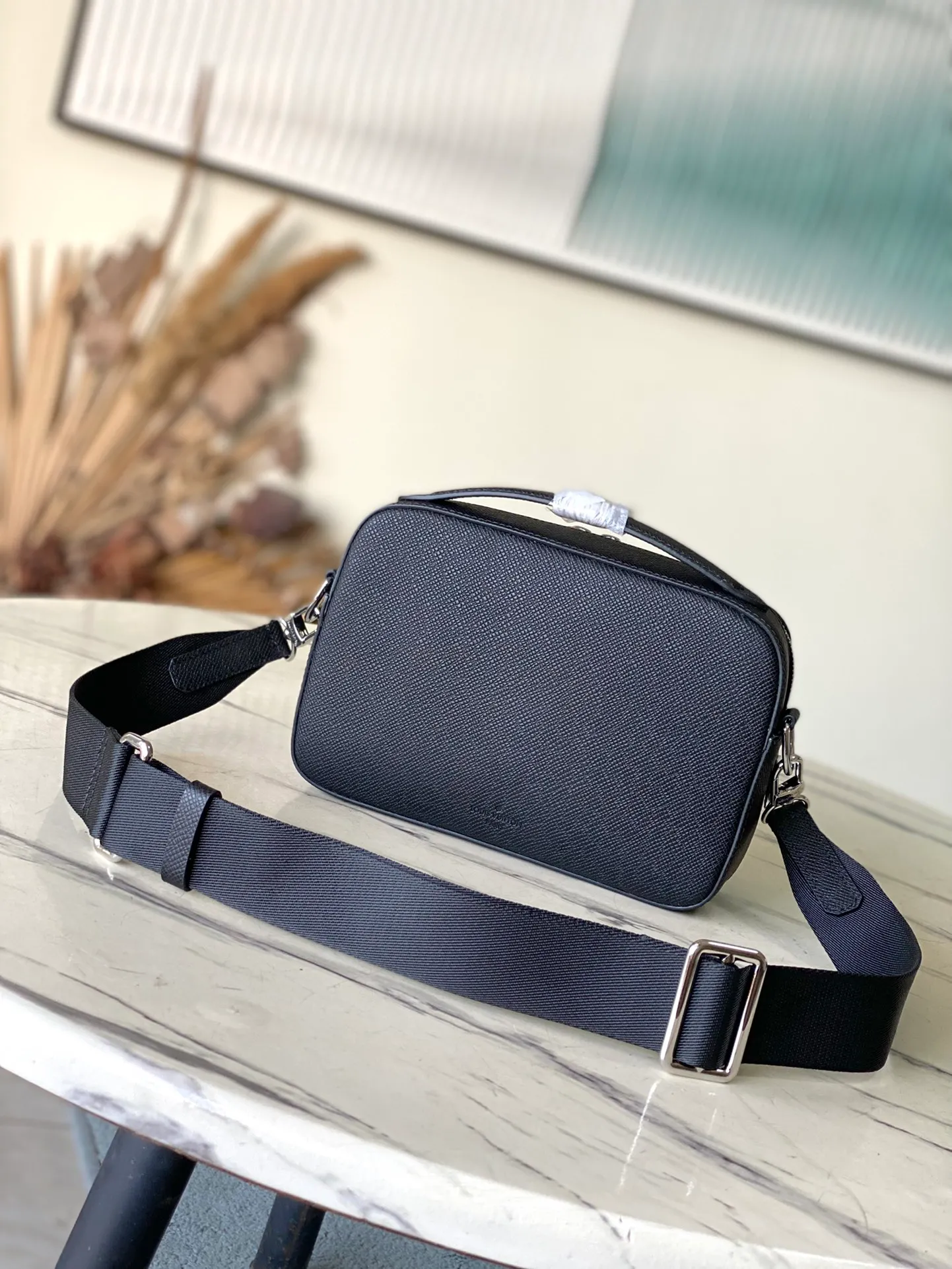 💰900 (top layer leather) top original order M11657 black cross pattern Taiga leather's compact Avenue Messenger brings attitude to business bags. Its sleek design and details like the top handle and palladium-toned hardware, as well as the webbing shoulder strap, give it a modern feel. The zipped main compartment, front pocket and inner flat pocket make it practical. Dimensions: 22.5 x 15.5 x 7.5 cm
