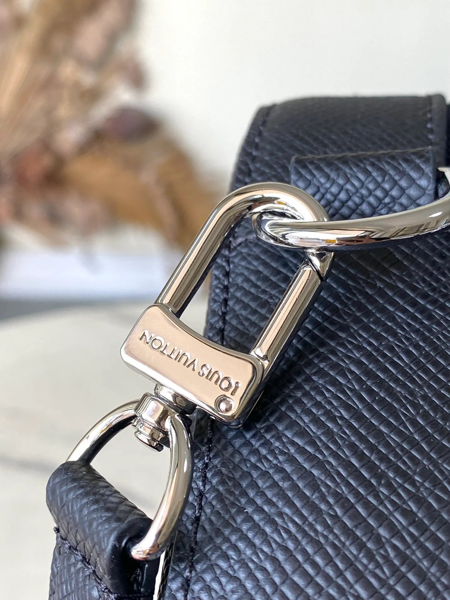 💰900 (top layer leather) top original order M11657 black cross pattern Taiga leather's compact Avenue Messenger brings attitude to business bags. Its sleek design and details like the top handle and palladium-toned hardware, as well as the webbing shoulder strap, give it a modern feel. The zipped main compartment, front pocket and inner flat pocket make it practical. Dimensions: 22.5 x 15.5 x 7.5 cm