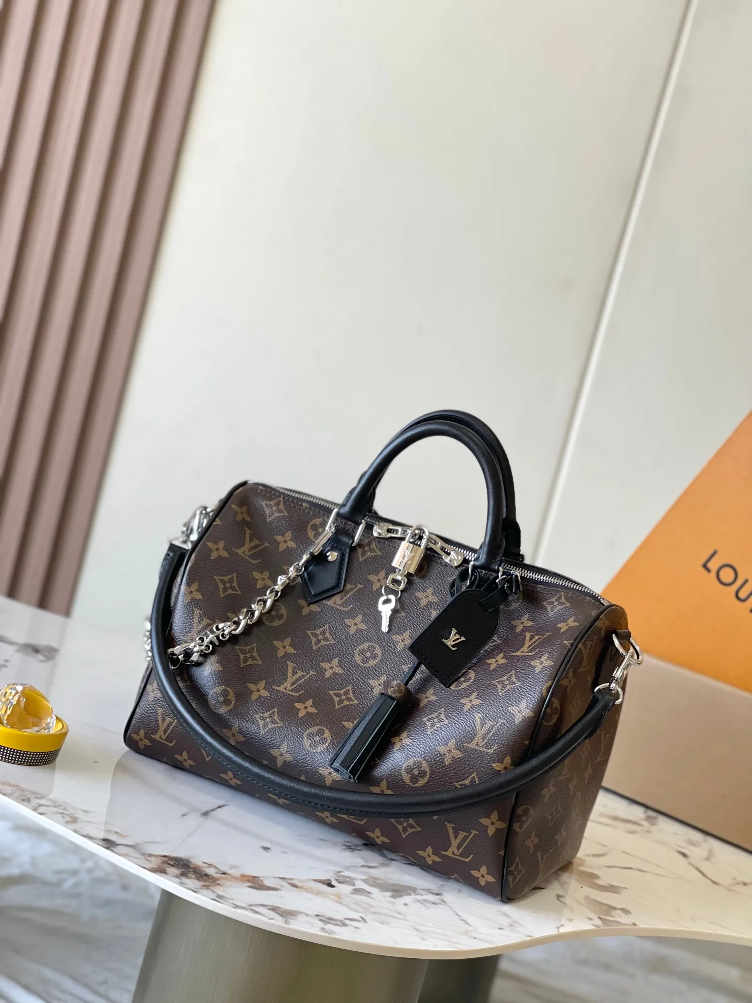 💰2500 [Special grade MB chip version original leather] Speedy Soft 30 Dark handbag becomes a good travel companion with its eye-catching style. Model: M12243 presbyopia dynamic chip version Material: A-grade all-steel hardware, imported original fabric Packaging: full set of original factory duty-free MB packaging Size: 30*21*17CM