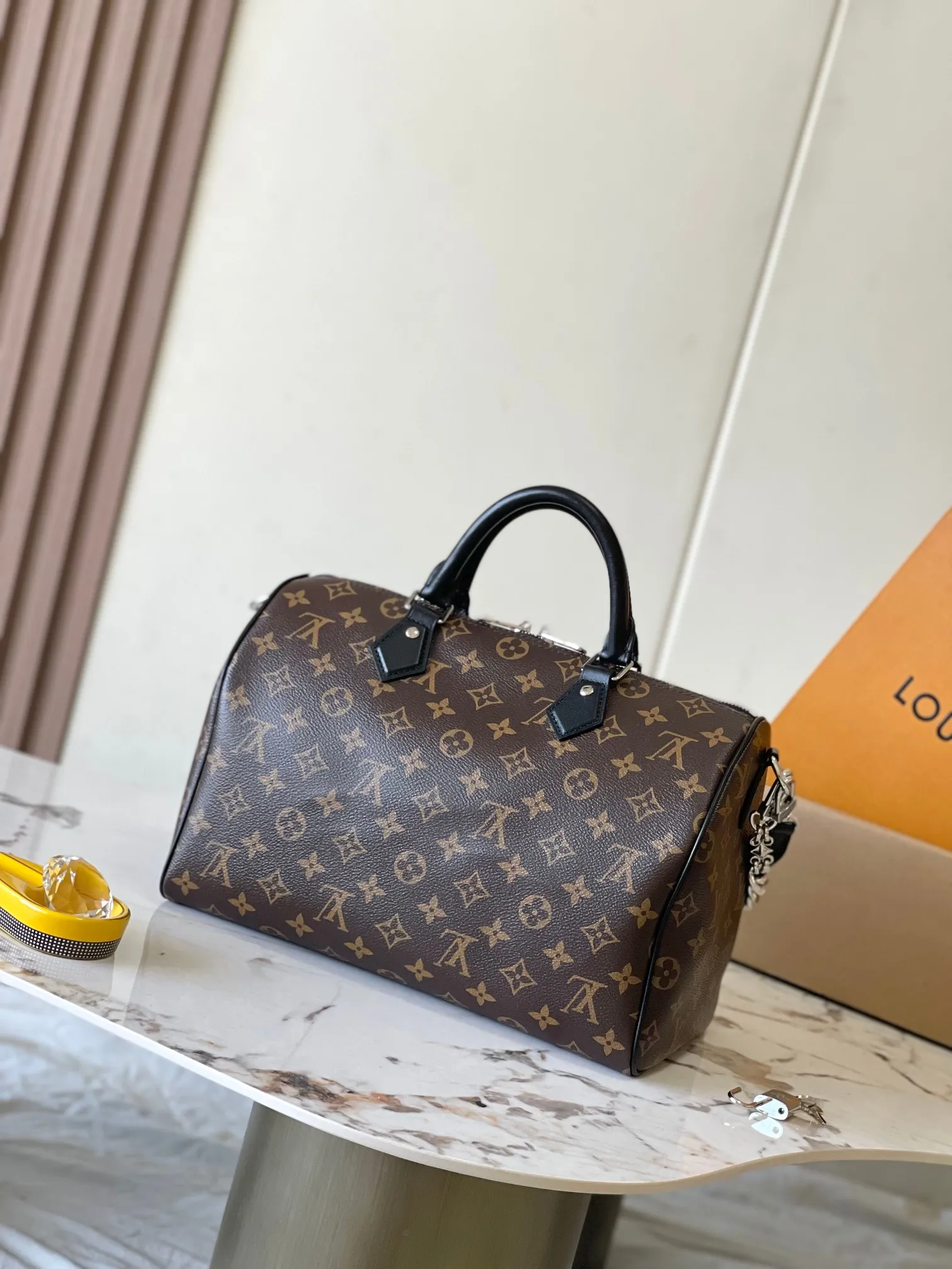 💰2500 [Special grade MB chip version original leather] Speedy Soft 30 Dark handbag becomes a good travel companion with its eye-catching style. Model: M12243 presbyopia dynamic chip version Material: A-grade all-steel hardware, imported original fabric Packaging: full set of original factory duty-free MB packaging Size: 30*21*17CM