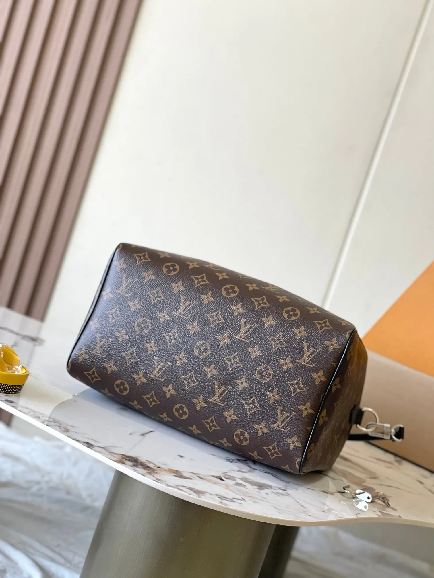 💰2500 [Special grade MB chip version original leather] Speedy Soft 30 Dark handbag becomes a good travel companion with its eye-catching style. Model: M12243 presbyopia dynamic chip version Material: A-grade all-steel hardware, imported original fabric Packaging: full set of original factory duty-free MB packaging Size: 30*21*17CM