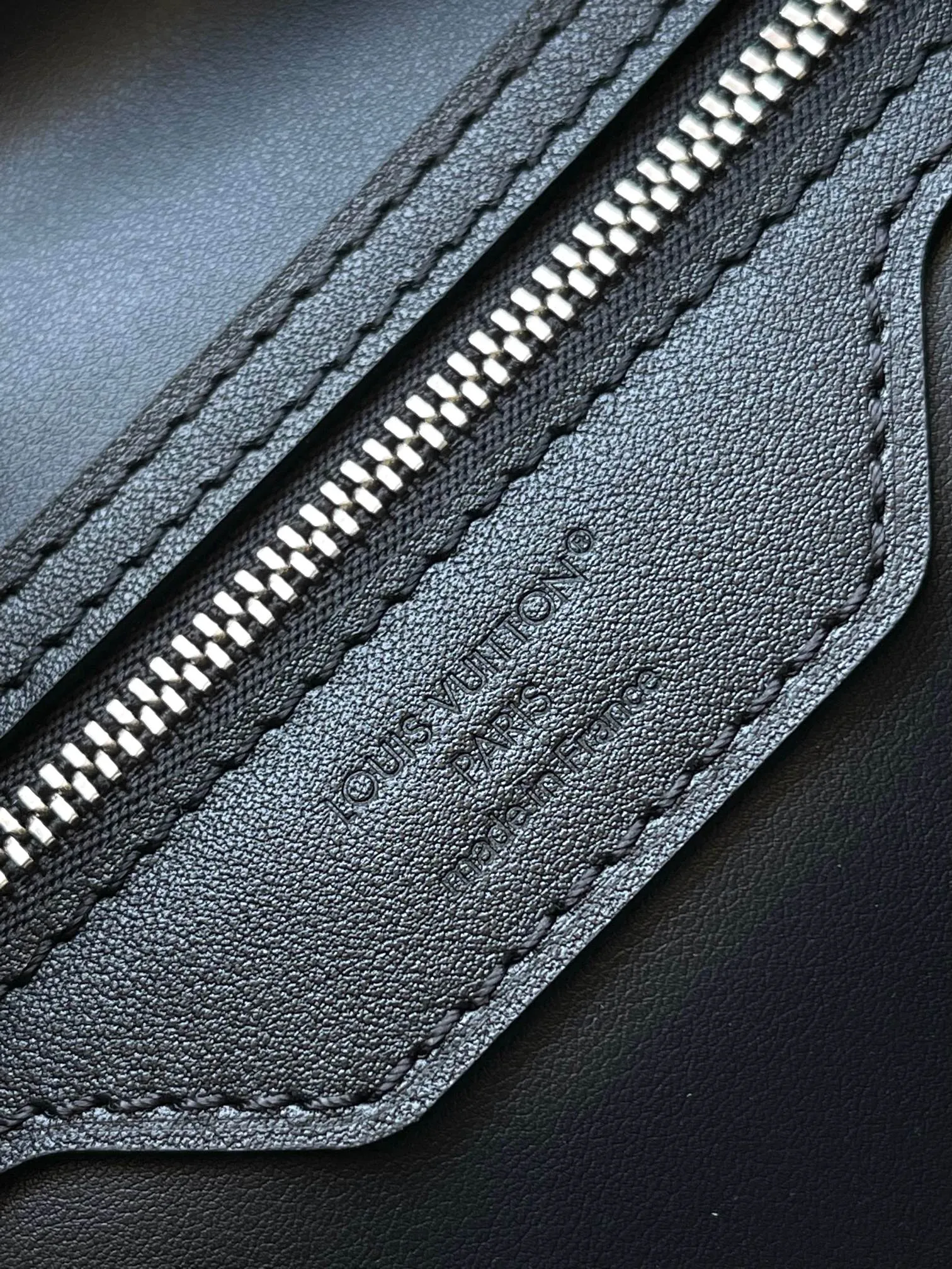 💰2500 [Special grade MB chip version original leather] Speedy Soft 30 Dark handbag becomes a good travel companion with its eye-catching style. Model: M12243 presbyopia dynamic chip version Material: A-grade all-steel hardware, imported original fabric Packaging: full set of original factory duty-free MB packaging Size: 30*21*17CM