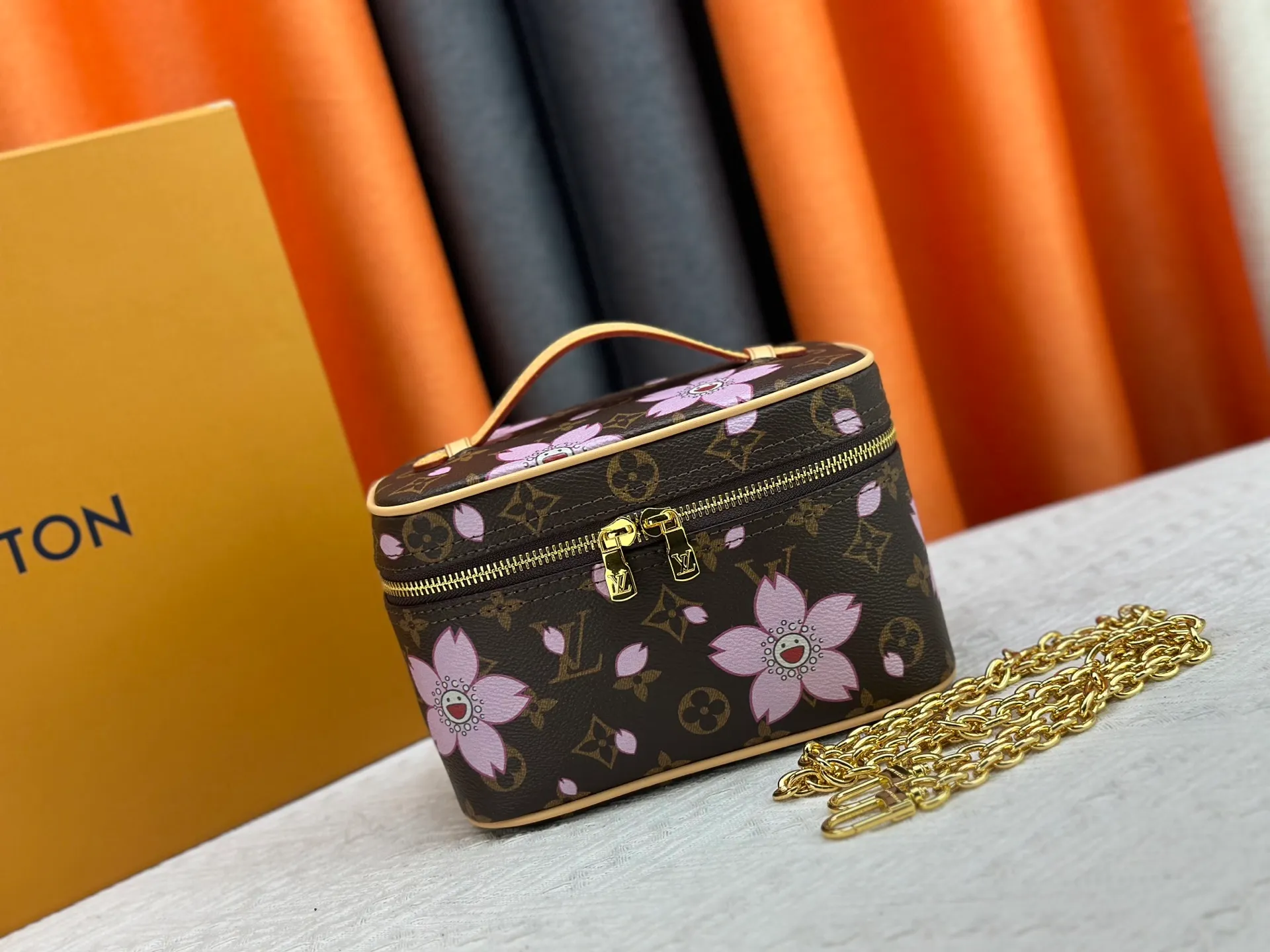 P280 Upgraded original version M13747 M44495 M42265 M44936 M42263 lv Murakami Nice mini Nano cosmetic bag with Monogram printing and 33 colorful colors. In 2025, Murakami and LV jointly launched the white tricolor and black tricolor twelve pieces, which are very popular around the world and are loved by celebrities and celebrities. Dimensions: 20x13.5x12.0 (length x height x width)