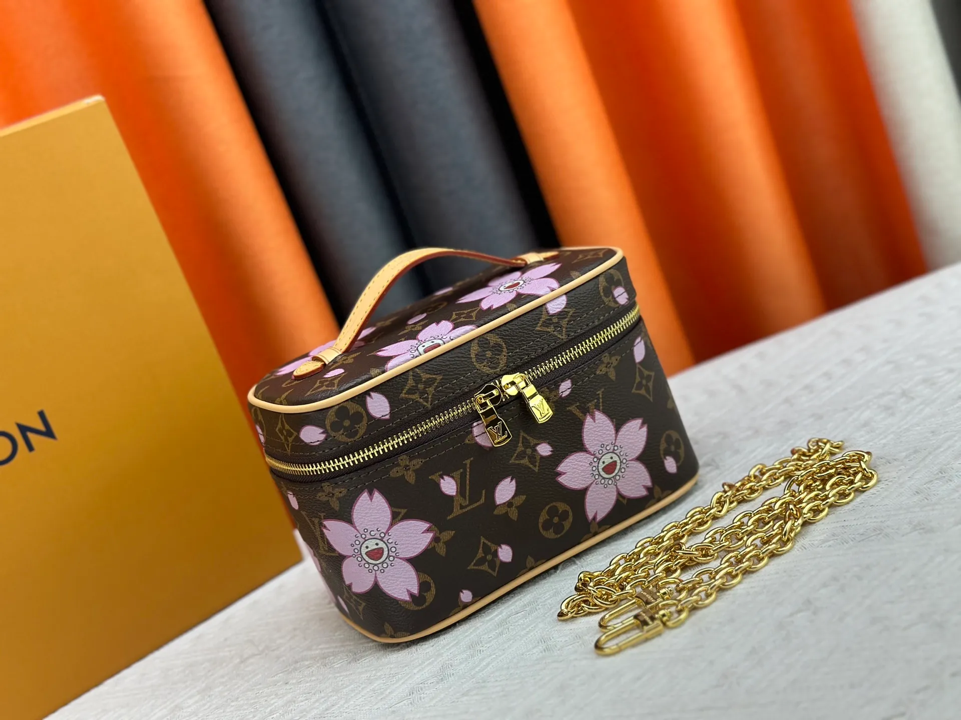 P280 Upgraded original version M13747 M44495 M42265 M44936 M42263 lv Murakami Nice mini Nano cosmetic bag with Monogram printing and 33 colorful colors. In 2025, Murakami and LV jointly launched the white tricolor and black tricolor twelve pieces, which are very popular around the world and are loved by celebrities and celebrities. Dimensions: 20x13.5x12.0 (length x height x width)