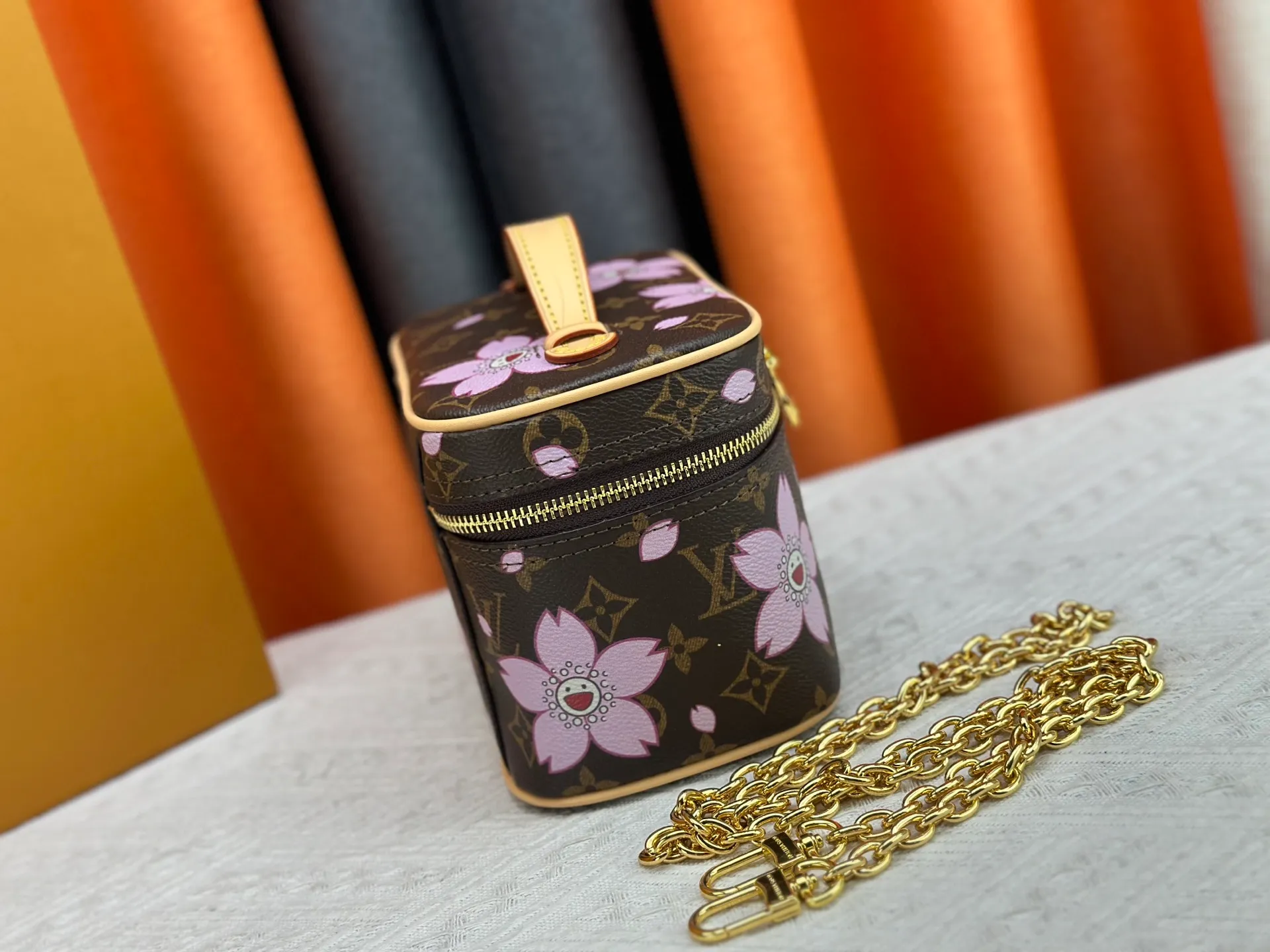 P280 Upgraded original version M13747 M44495 M42265 M44936 M42263 lv Murakami Nice mini Nano cosmetic bag with Monogram printing and 33 colorful colors. In 2025, Murakami and LV jointly launched the white tricolor and black tricolor twelve pieces, which are very popular around the world and are loved by celebrities and celebrities. Dimensions: 20x13.5x12.0 (length x height x width)