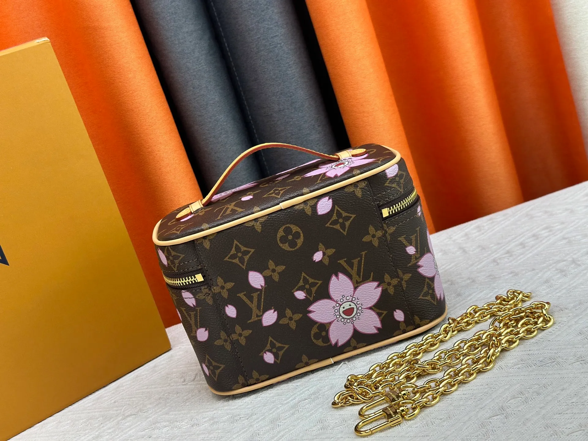 P280 Upgraded original version M13747 M44495 M42265 M44936 M42263 lv Murakami Nice mini Nano cosmetic bag with Monogram printing and 33 colorful colors. In 2025, Murakami and LV jointly launched the white tricolor and black tricolor twelve pieces, which are very popular around the world and are loved by celebrities and celebrities. Dimensions: 20x13.5x12.0 (length x height x width)