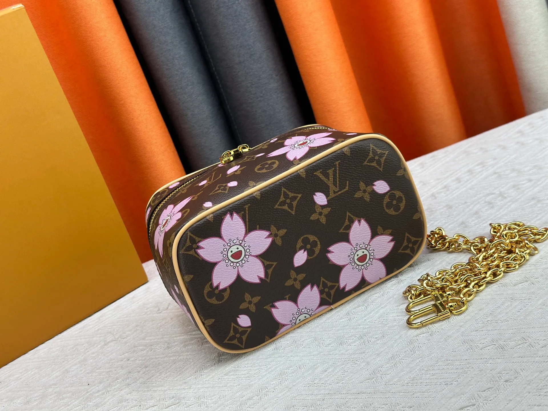 P280 Upgraded original version M13747 M44495 M42265 M44936 M42263 lv Murakami Nice mini Nano cosmetic bag with Monogram printing and 33 colorful colors. In 2025, Murakami and LV jointly launched the white tricolor and black tricolor twelve pieces, which are very popular around the world and are loved by celebrities and celebrities. Dimensions: 20x13.5x12.0 (length x height x width)