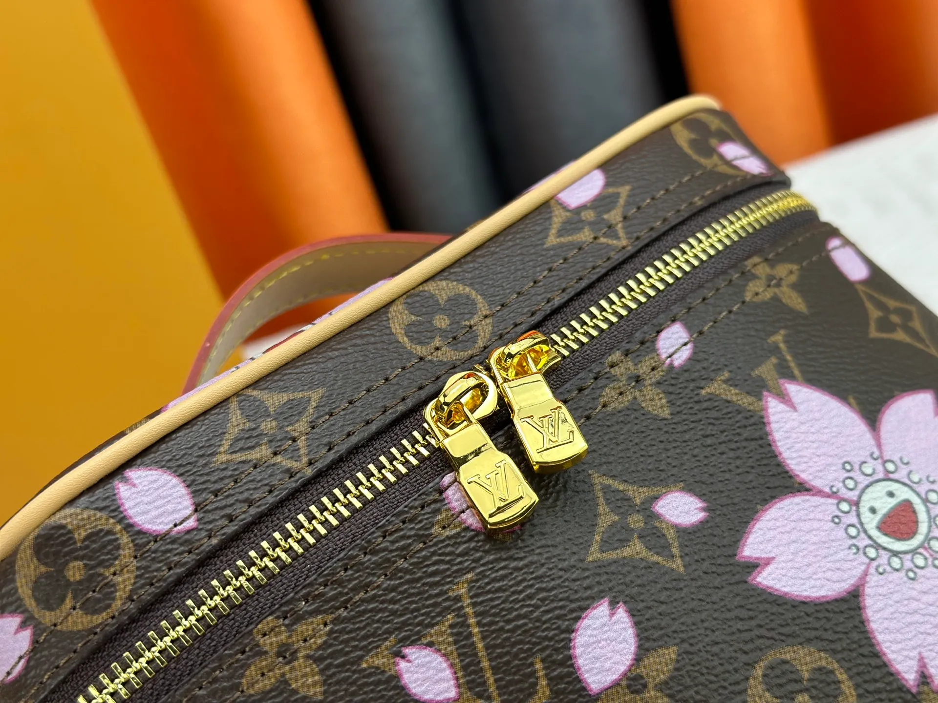 P280 Upgraded original version M13747 M44495 M42265 M44936 M42263 lv Murakami Nice mini Nano cosmetic bag with Monogram printing and 33 colorful colors. In 2025, Murakami and LV jointly launched the white tricolor and black tricolor twelve pieces, which are very popular around the world and are loved by celebrities and celebrities. Dimensions: 20x13.5x12.0 (length x height x width)