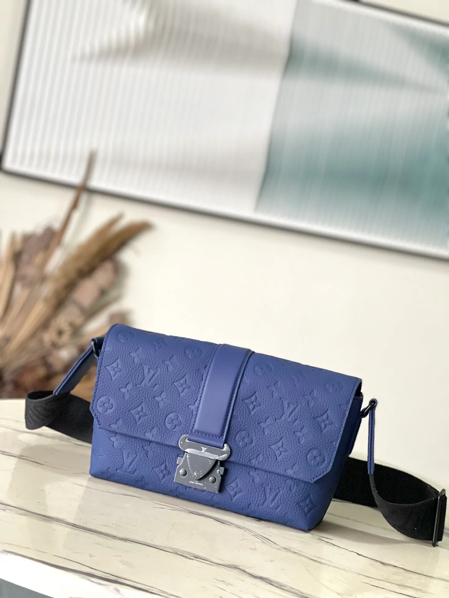 💰1200 (top-grain leather) top original order M11692 This S-Cape messenger bag is made of Monogram embossed Taurillon cow leather with cow leather trim. It shows a trendy style with its unique structure and S-lock lock design. The outer zippered back pocket makes it easy to access frequently used items, and the adjustable LV jacquard shoulder strap allows for comfortable shoulder and cross-body wear. Dimensions: 28 × 16 × 10 cm