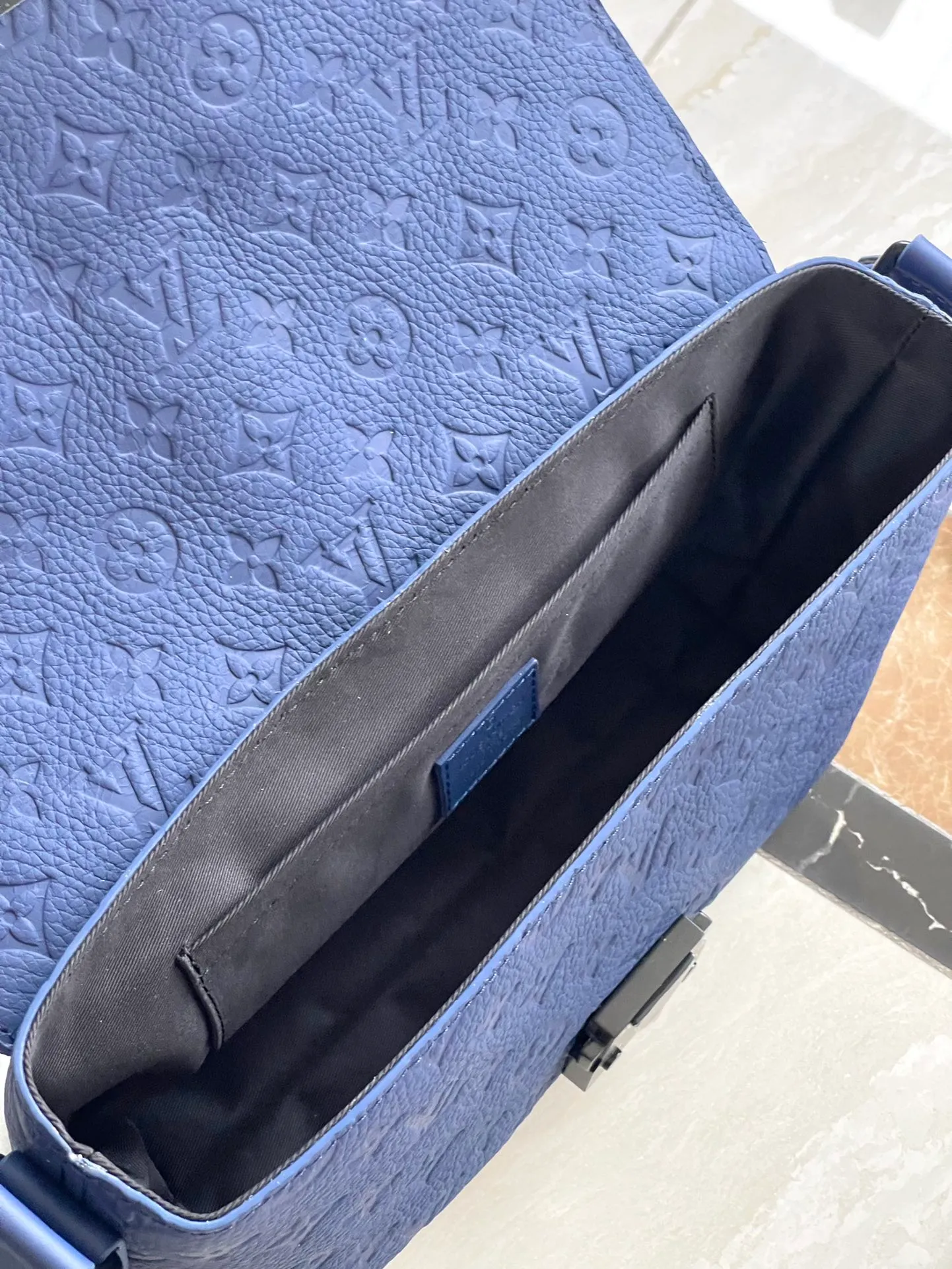 💰1200 (top-grain leather) top original order M11692 This S-Cape messenger bag is made of Monogram embossed Taurillon cow leather with cow leather trim. It shows a trendy style with its unique structure and S-lock lock design. The outer zippered back pocket makes it easy to access frequently used items, and the adjustable LV jacquard shoulder strap allows for comfortable shoulder and cross-body wear. Dimensions: 28 × 16 × 10 cm