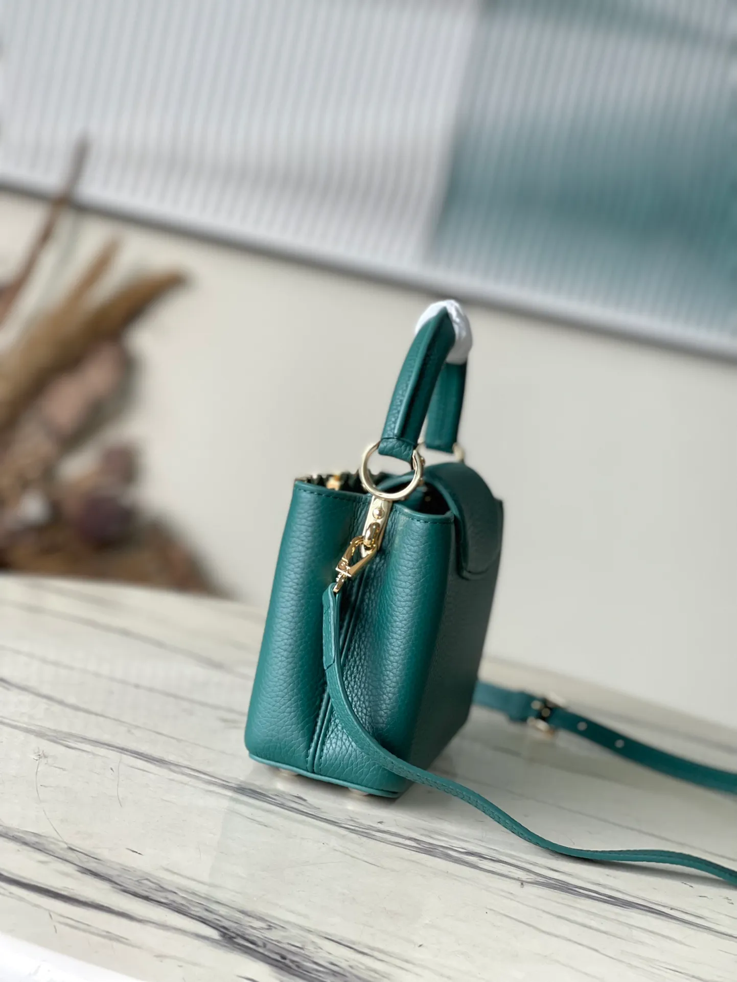 💰2160 (Special grade original leather) M23766/M48865 green and white mother-of-pearl corolla. This Capucines Flower Crown handbag is made of full-grain Taurillon leather and is embellished with Monogram flowers. Each flower is made of exquisite shells. The LV logo and flowers echo each other, giving this feminine handbag a jewel-like luster. Use the detachable shoulder strap cleverly. Can be worn as a crossbody. Size: 21 * 14*8cm