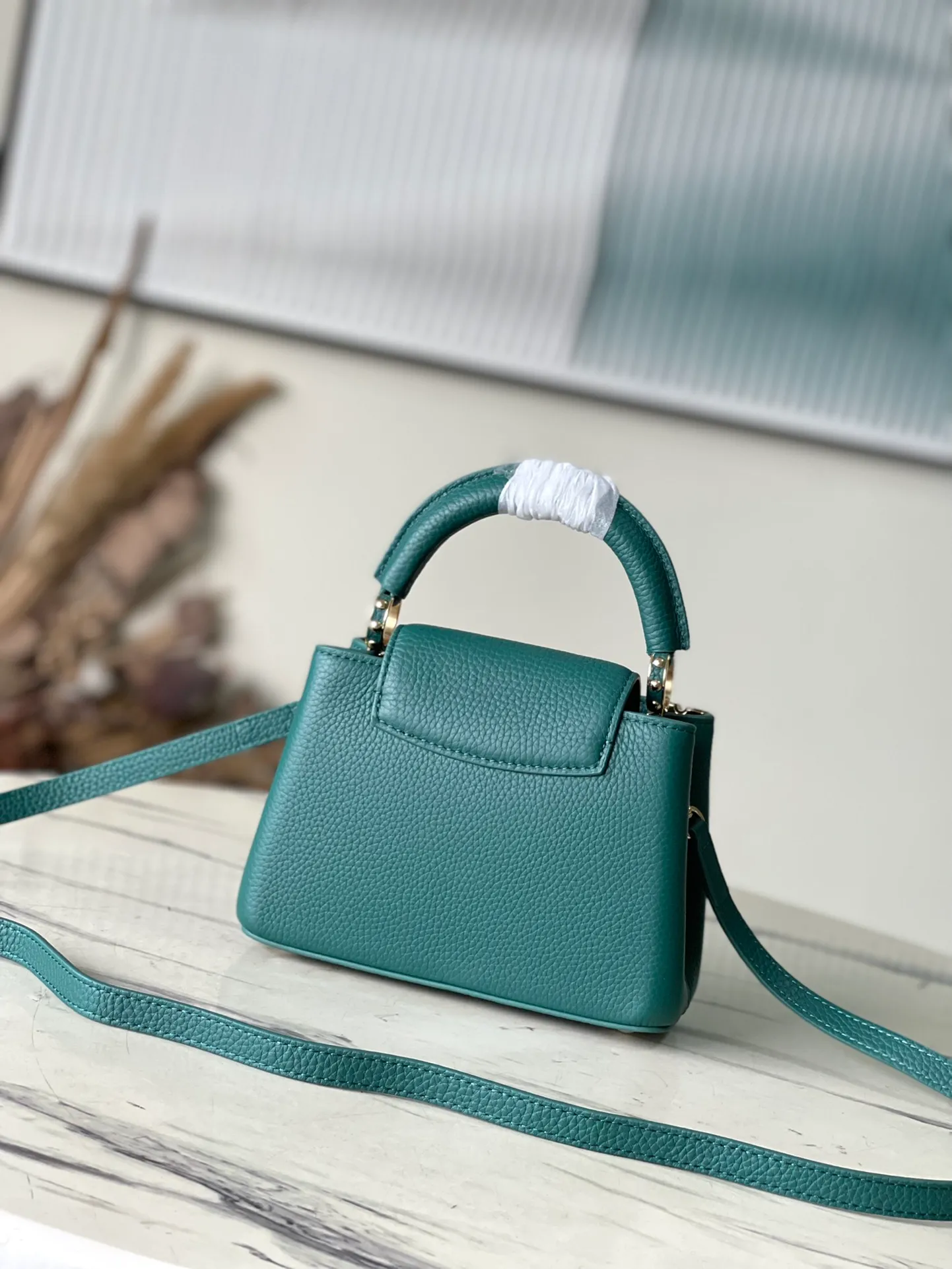 💰2160 (Special grade original leather) M23766/M48865 green and white mother-of-pearl corolla. This Capucines Flower Crown handbag is made of full-grain Taurillon leather and is embellished with Monogram flowers. Each flower is made of exquisite shells. The LV logo and flowers echo each other, giving this feminine handbag a jewel-like luster. Use the detachable shoulder strap cleverly. Can be worn as a crossbody. Size: 21 * 14*8cm