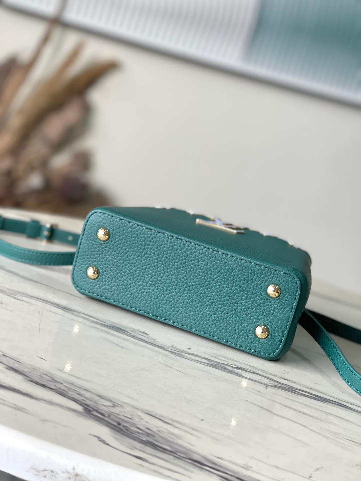 💰2160 (Special grade original leather) M23766/M48865 green and white mother-of-pearl corolla. This Capucines Flower Crown handbag is made of full-grain Taurillon leather and is embellished with Monogram flowers. Each flower is made of exquisite shells. The LV logo and flowers echo each other, giving this feminine handbag a jewel-like luster. Use the detachable shoulder strap cleverly. Can be worn as a crossbody. Size: 21 * 14*8cm