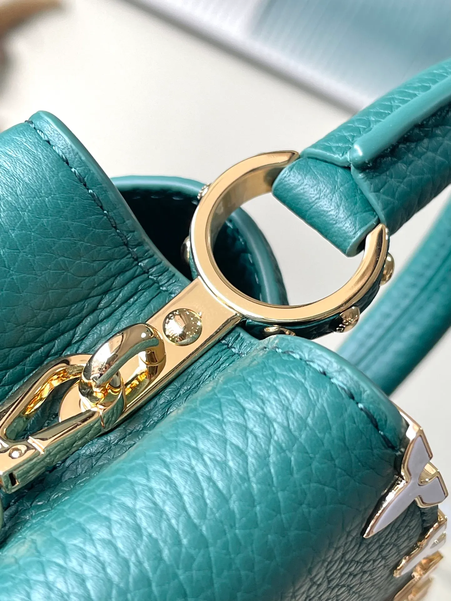 💰2160 (Special grade original leather) M23766/M48865 green and white mother-of-pearl corolla. This Capucines Flower Crown handbag is made of full-grain Taurillon leather and is embellished with Monogram flowers. Each flower is made of exquisite shells. The LV logo and flowers echo each other, giving this feminine handbag a jewel-like luster. Use the detachable shoulder strap cleverly. Can be worn as a crossbody. Size: 21 * 14*8cm