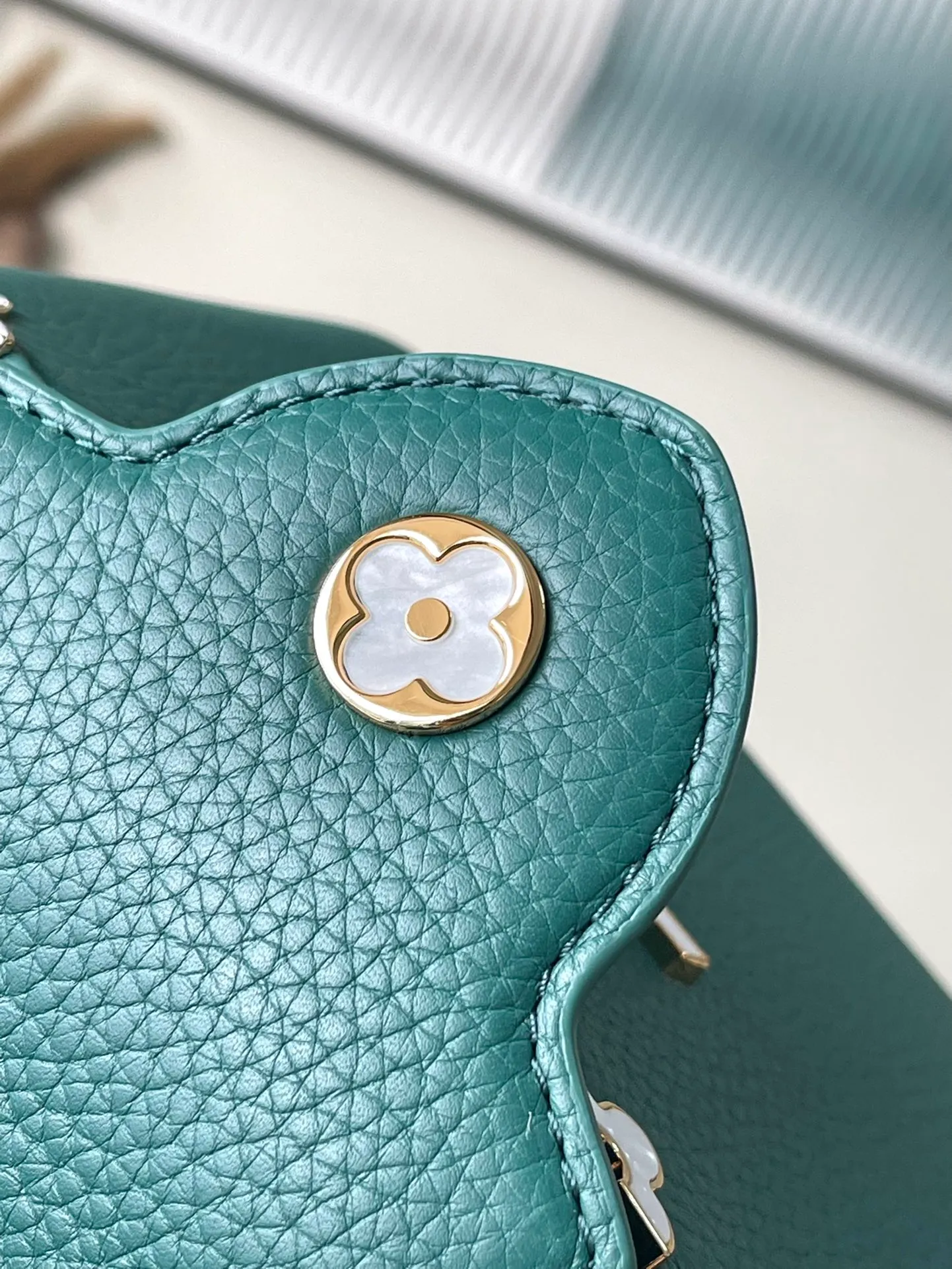 💰2160 (Special grade original leather) M23766/M48865 green and white mother-of-pearl corolla. This Capucines Flower Crown handbag is made of full-grain Taurillon leather and is embellished with Monogram flowers. Each flower is made of exquisite shells. The LV logo and flowers echo each other, giving this feminine handbag a jewel-like luster. Use the detachable shoulder strap cleverly. Can be worn as a crossbody. Size: 21 * 14*8cm