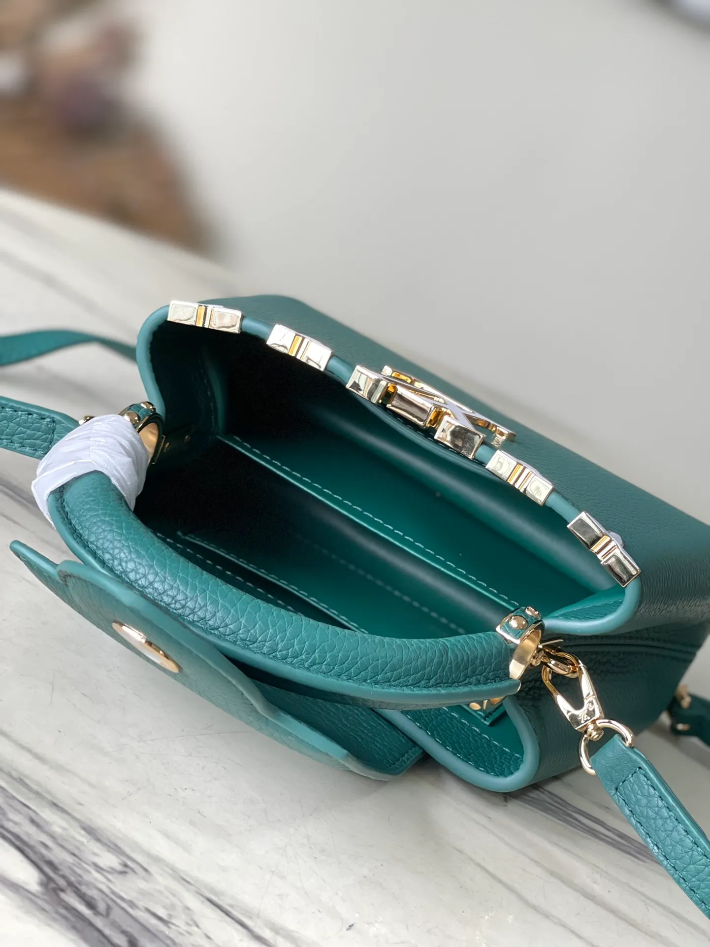 💰2160 (Special grade original leather) M23766/M48865 green and white mother-of-pearl corolla. This Capucines Flower Crown handbag is made of full-grain Taurillon leather and is embellished with Monogram flowers. Each flower is made of exquisite shells. The LV logo and flowers echo each other, giving this feminine handbag a jewel-like luster. Use the detachable shoulder strap cleverly. Can be worn as a crossbody. Size: 21 * 14*8cm