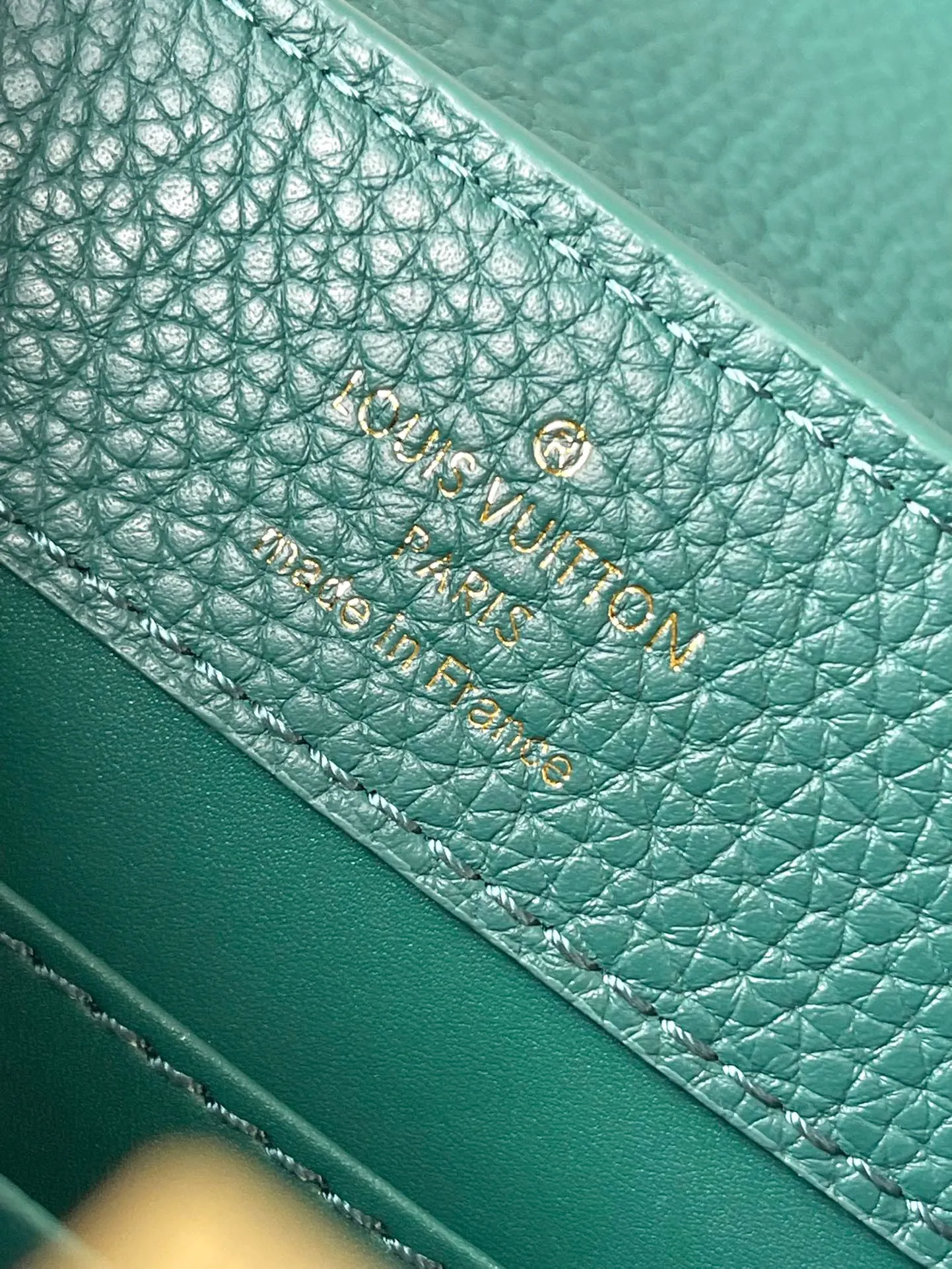 💰2160 (Special grade original leather) M23766/M48865 green and white mother-of-pearl corolla. This Capucines Flower Crown handbag is made of full-grain Taurillon leather and is embellished with Monogram flowers. Each flower is made of exquisite shells. The LV logo and flowers echo each other, giving this feminine handbag a jewel-like luster. Use the detachable shoulder strap cleverly. Can be worn as a crossbody. Size: 21 * 14*8cm