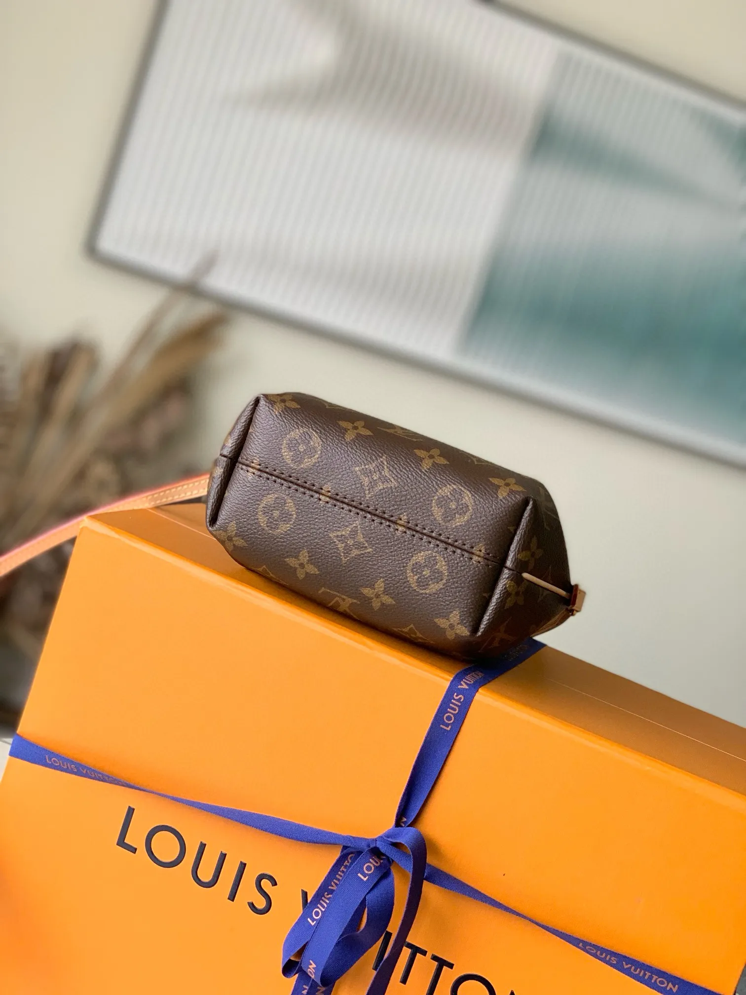 💰660 Top original model M61253 Nano TURENNE with shoulder strap. The multi-functional shoulder strap can be carried by hand, shoulder or cross-body, flexible and convenient. Upgraded pure copper electroplating 24.K hardware, imported tree paste discoloration yellow leather semi-handmade more exquisite, impeccable! Best quality on the market! Dimensions: 17x 6x 11cm