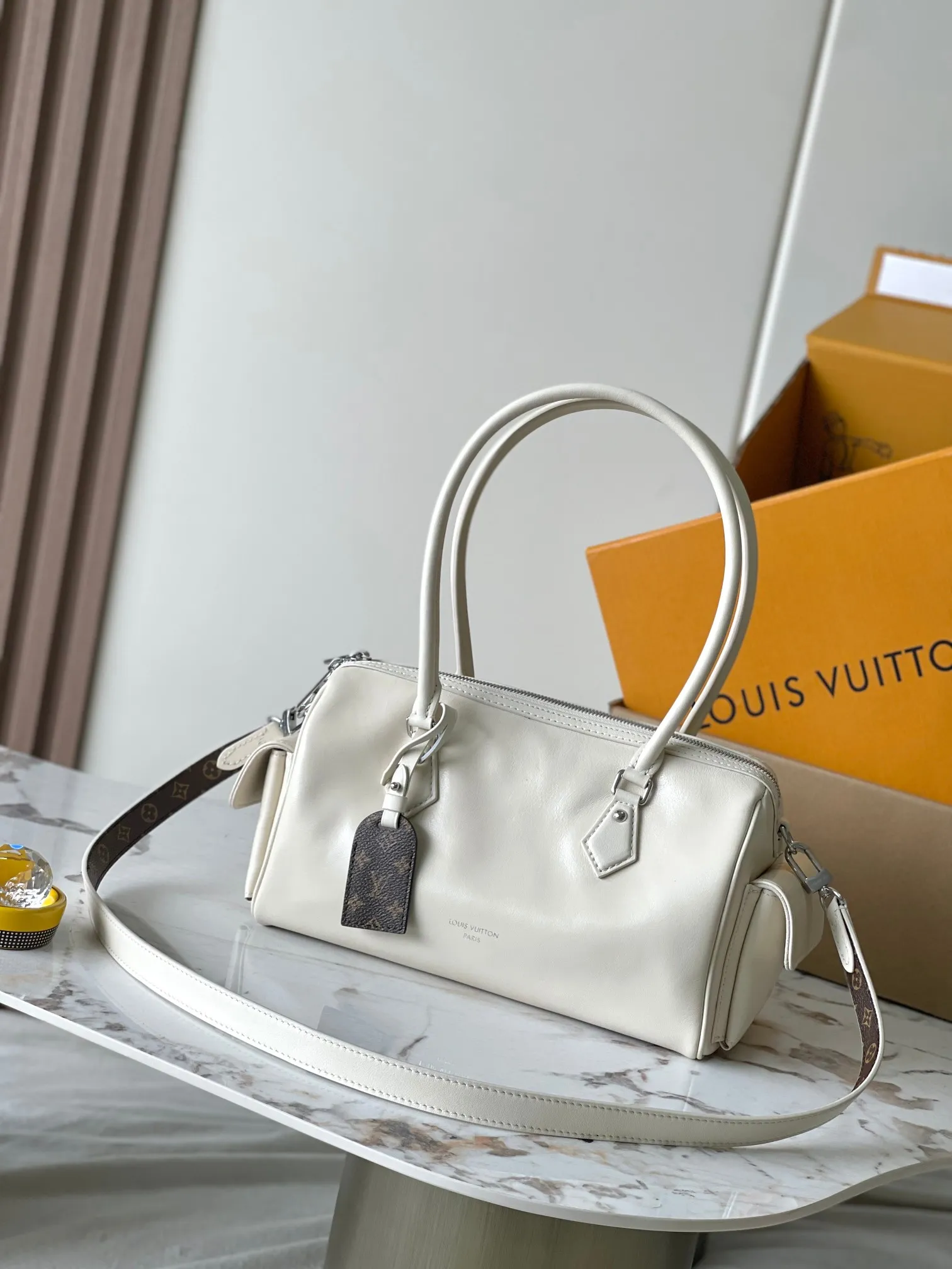 p2300 [Special grade MB original leather] This Speedy Cargo handbag Model: M12965 white 163C chip version Material: A-grade all-steel hardware, imported original cowhide Packaging: Full set of original duty-free MB packaging Dimensions: 28 x 17 x 12 cm