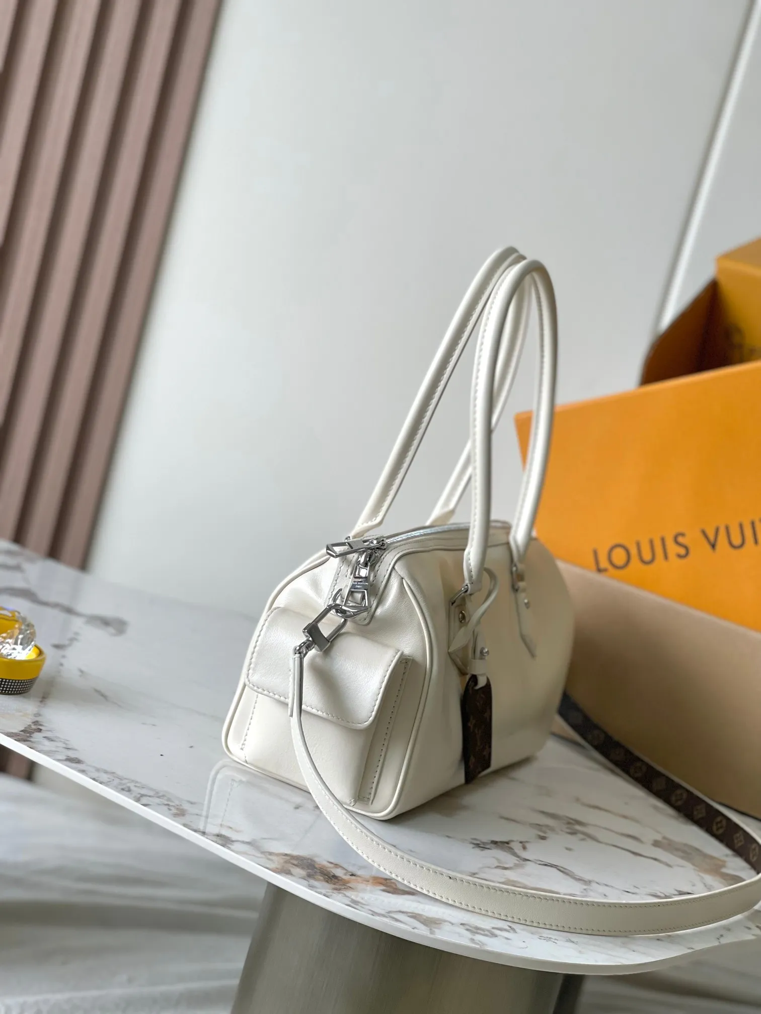 p2300 [Special grade MB original leather] This Speedy Cargo handbag Model: M12965 white 163C chip version Material: A-grade all-steel hardware, imported original cowhide Packaging: Full set of original duty-free MB packaging Dimensions: 28 x 17 x 12 cm