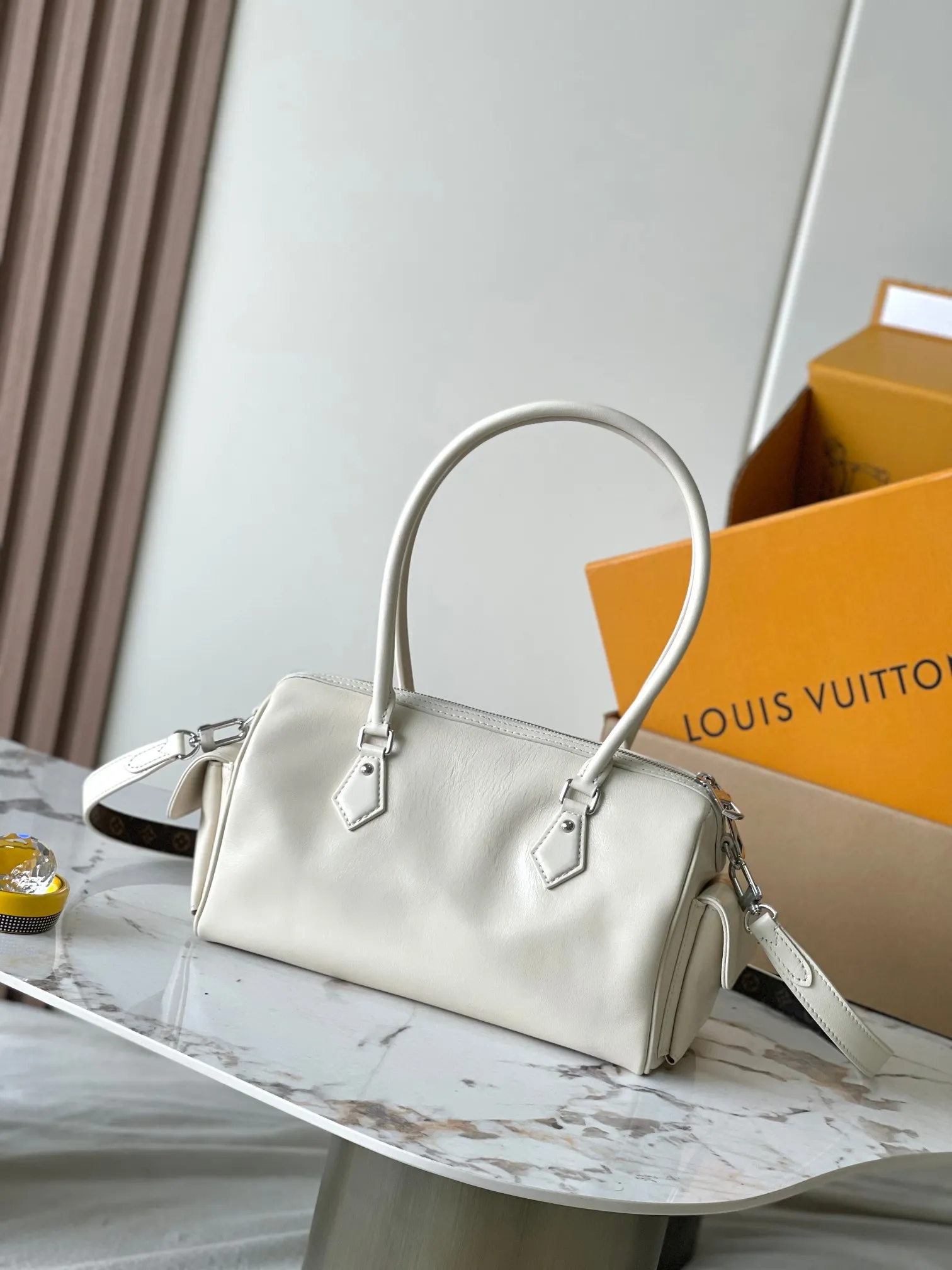 p2300 [Special grade MB original leather] This Speedy Cargo handbag Model: M12965 white 163C chip version Material: A-grade all-steel hardware, imported original cowhide Packaging: Full set of original duty-free MB packaging Dimensions: 28 x 17 x 12 cm
